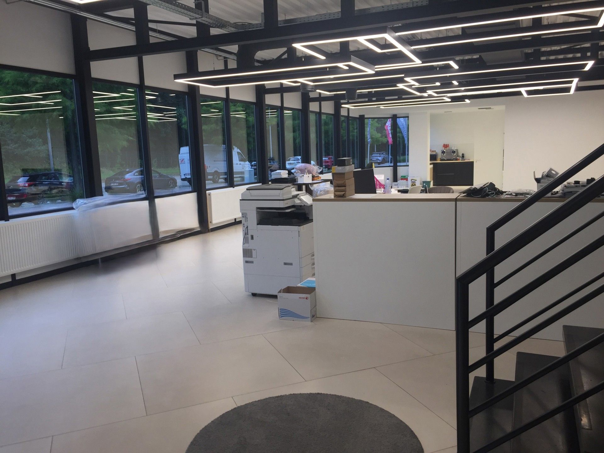 Polyvalent magazijn met gelijkvloerse showroom en kantoren foto 3