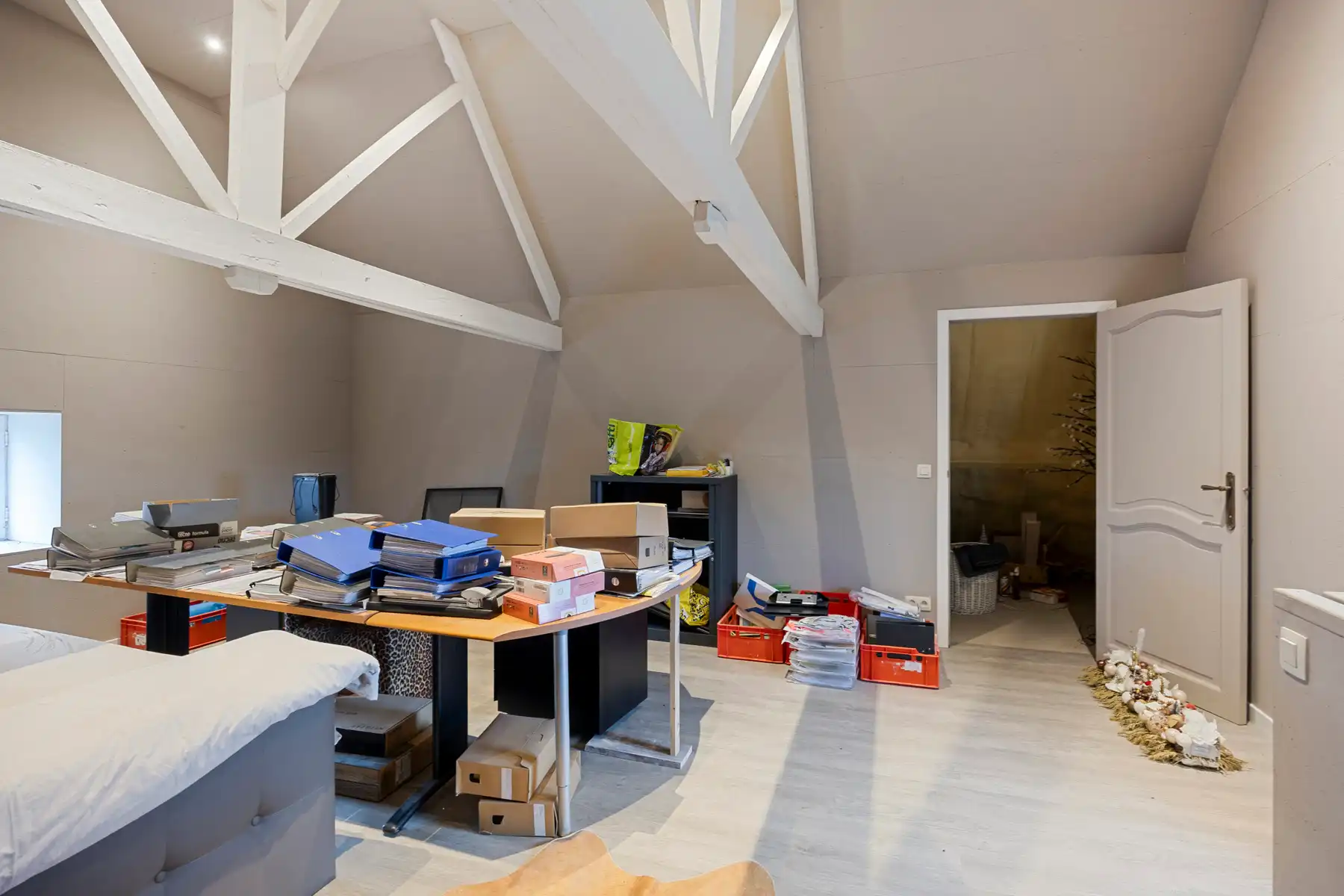 Landelijk pand met loodsen op meer dan 1 hectare grond foto 14