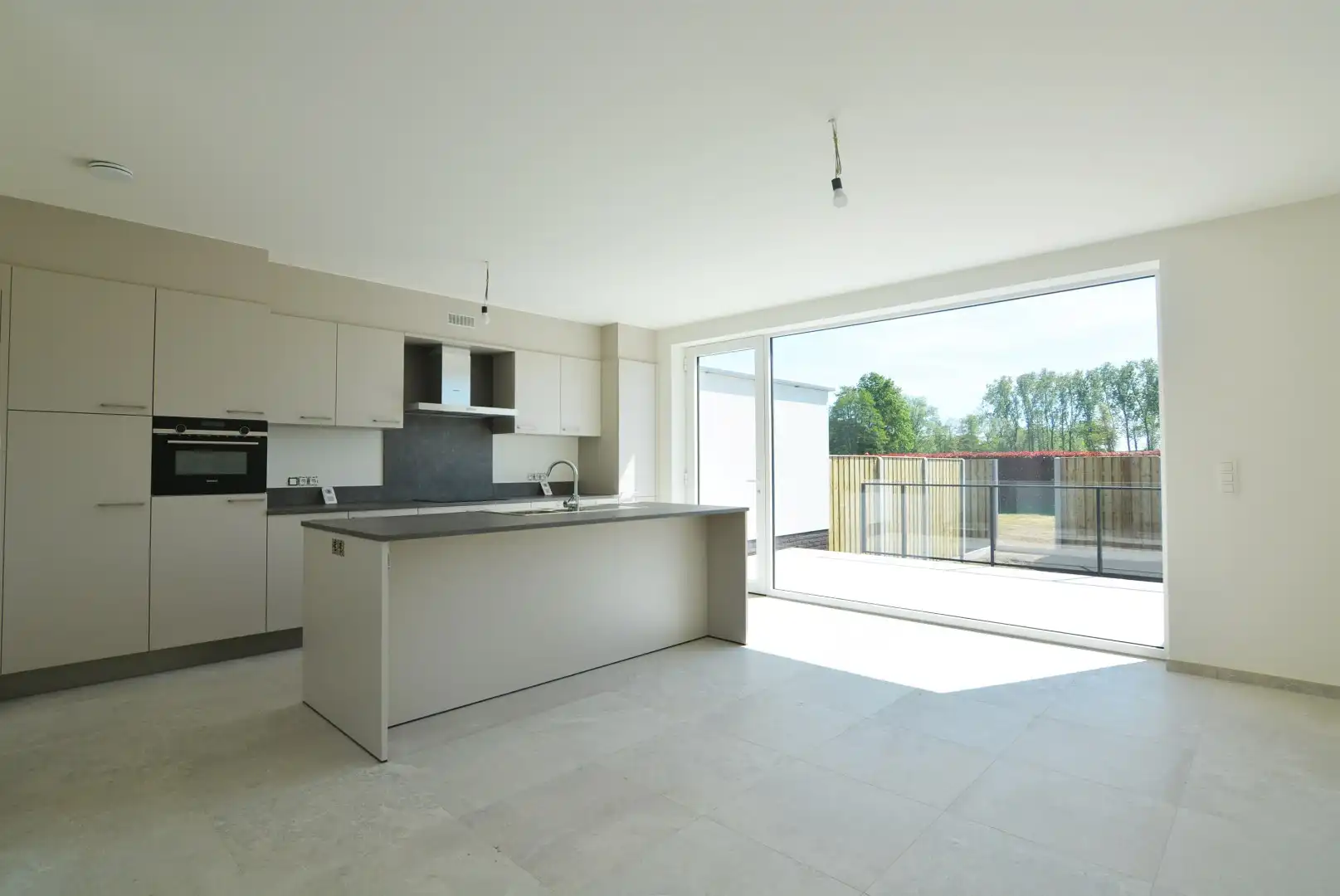 Moderne, energiezuinige, halfvrijstaande woning met carport op 3 a 80 ca. foto 8