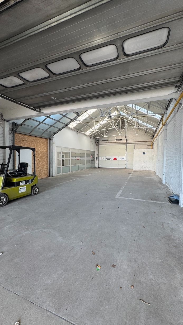 Gebouw voor gemengd gebruik bestaande uit commerciële ruimte (showroom of kantoren) met aansluitend grote loods en 4 appartementen waarvan 2 in casco staat. Vele mogelijkheden: zowel commercieel als kantoren. foto 6