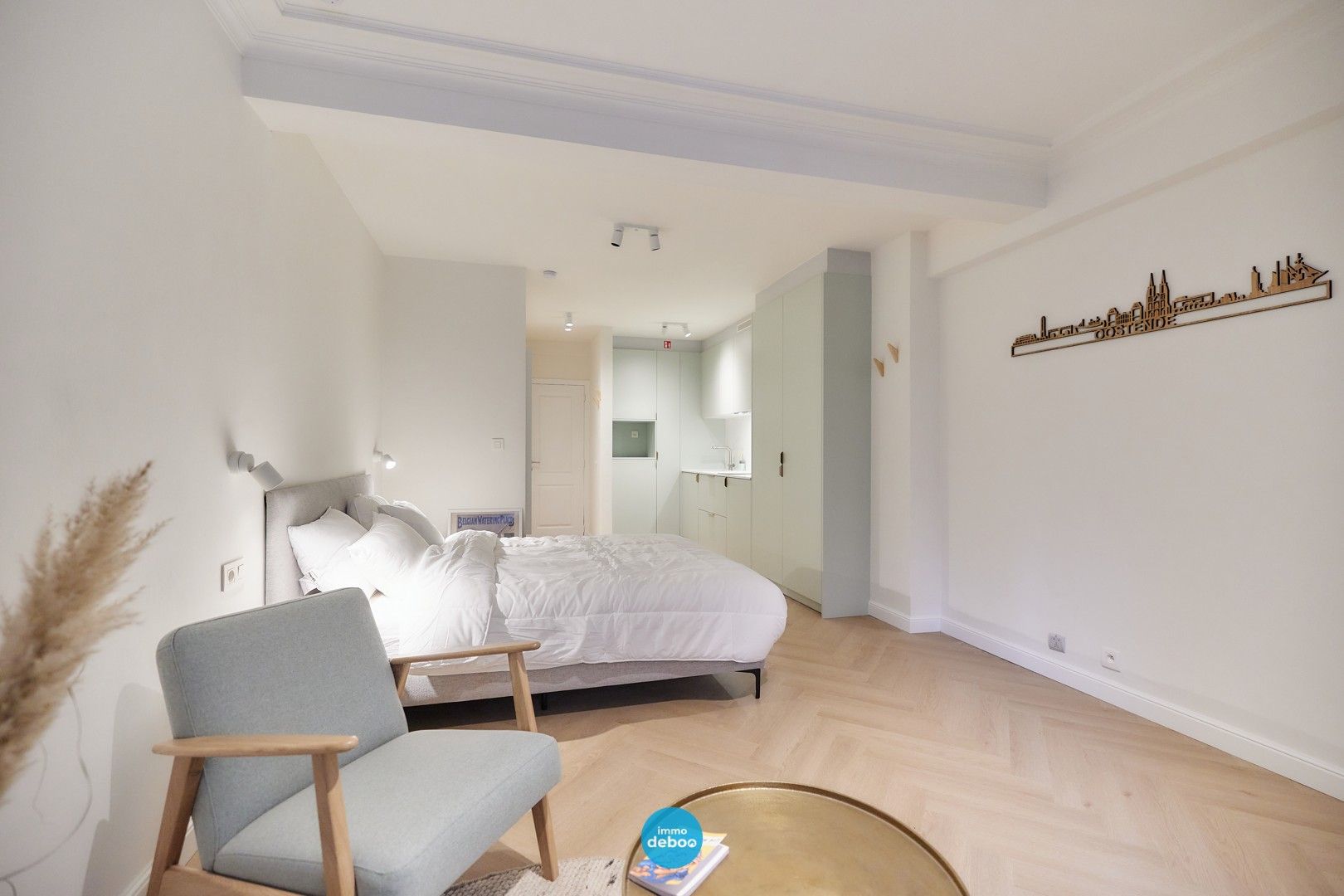 Ruime gerenoveerde studio met zonneterras op de Zeedijk van Oostende foto {{pictureIndex}}