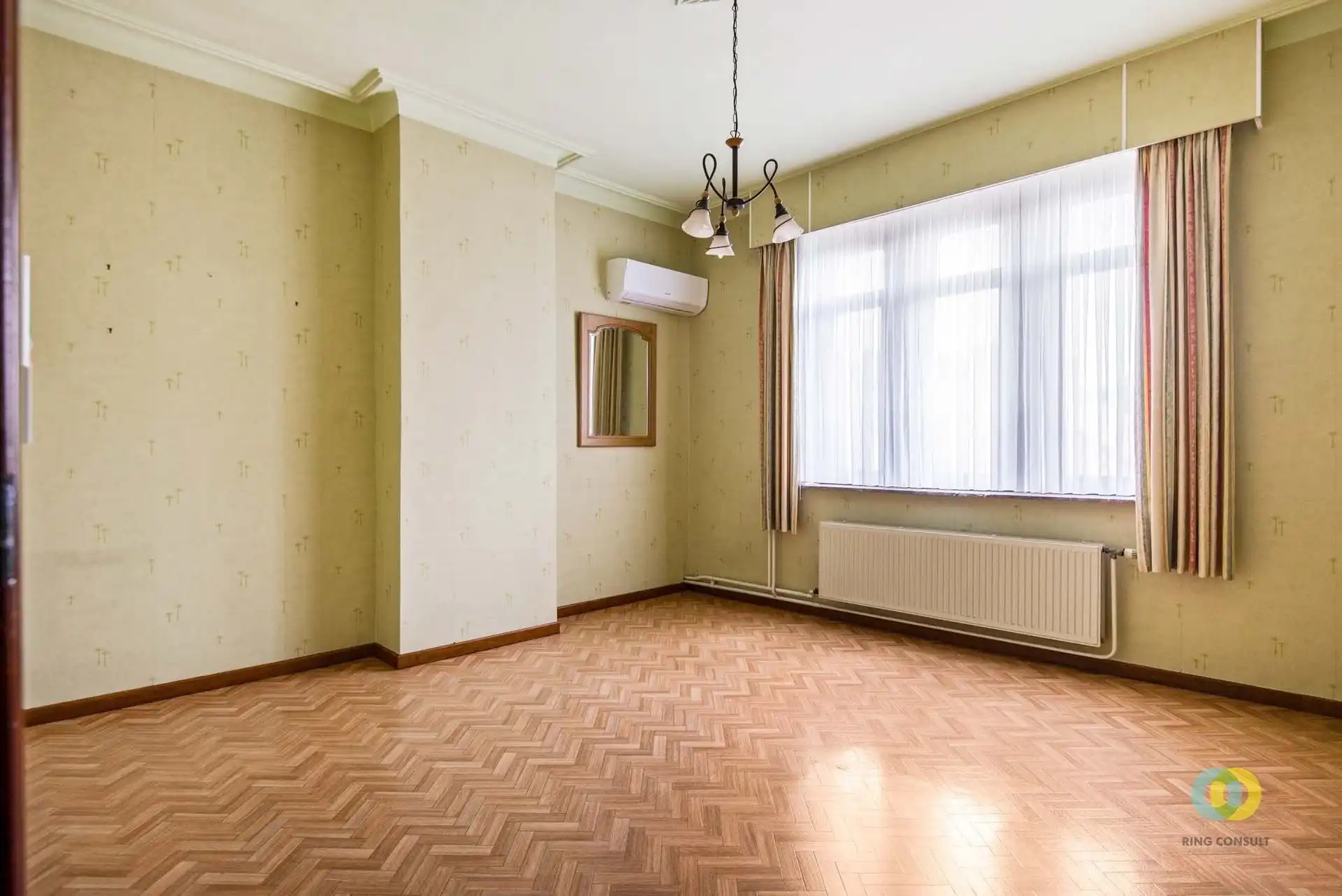 Ruime woning met praktijkruimte, garage en tuin foto 14