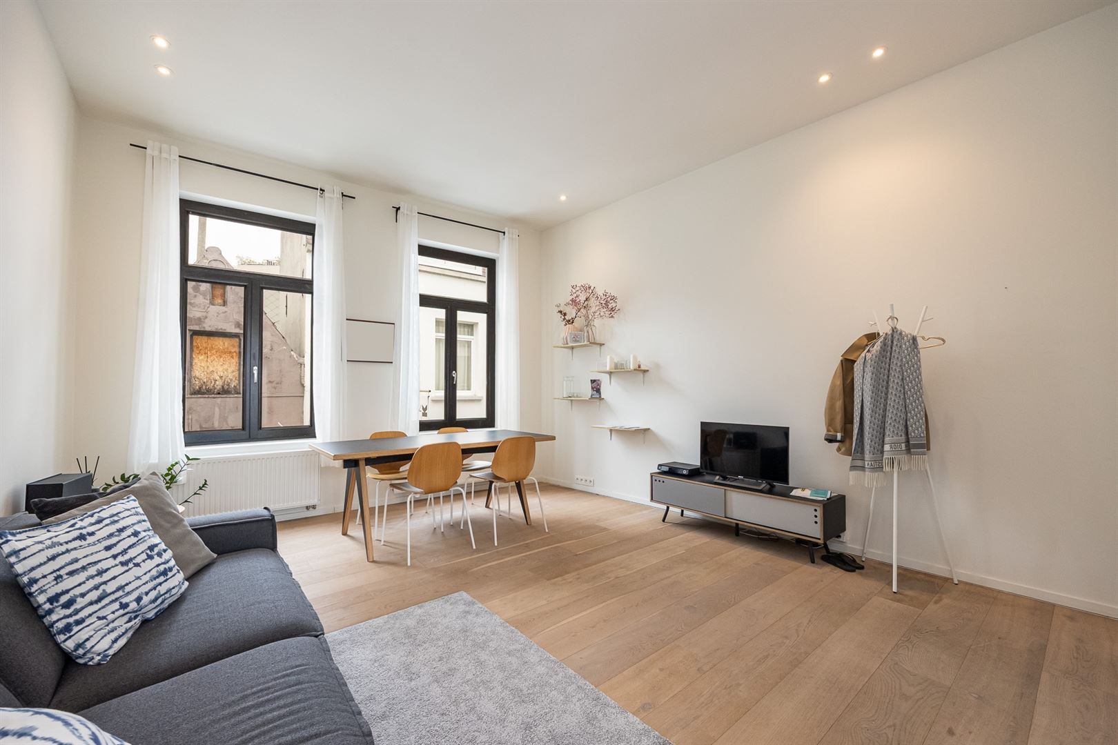 Gerenoveerd appartement met gezellig terras en één slaapkamer foto 2