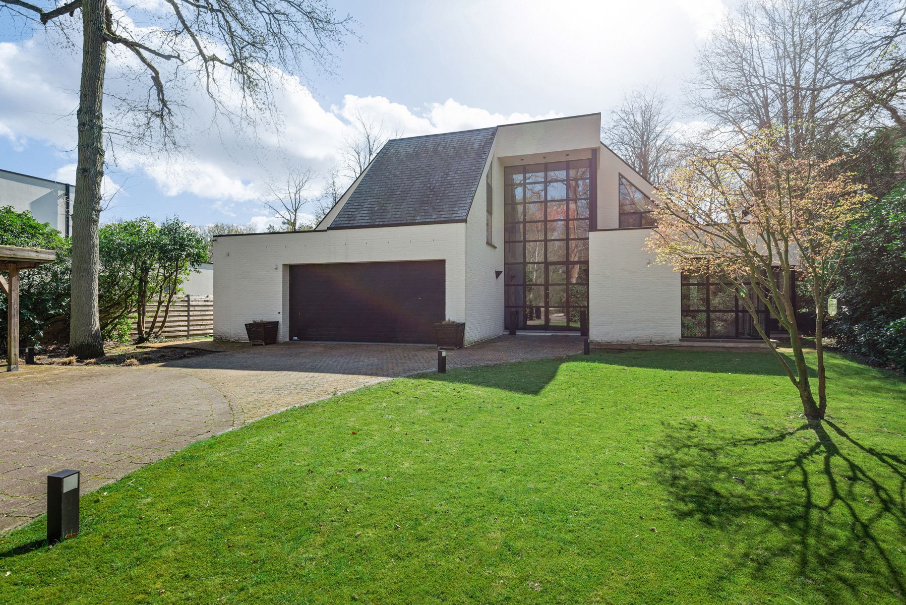 Moderne villa vlakbij het park van Halle Zoersel op 2.933m². foto {{pictureIndex}}