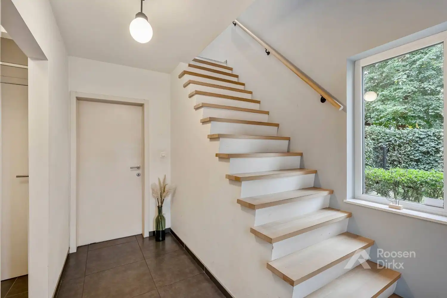 Gezinswoning met stijlvolle architectuur op wandelafstand van natuurgebied foto 9