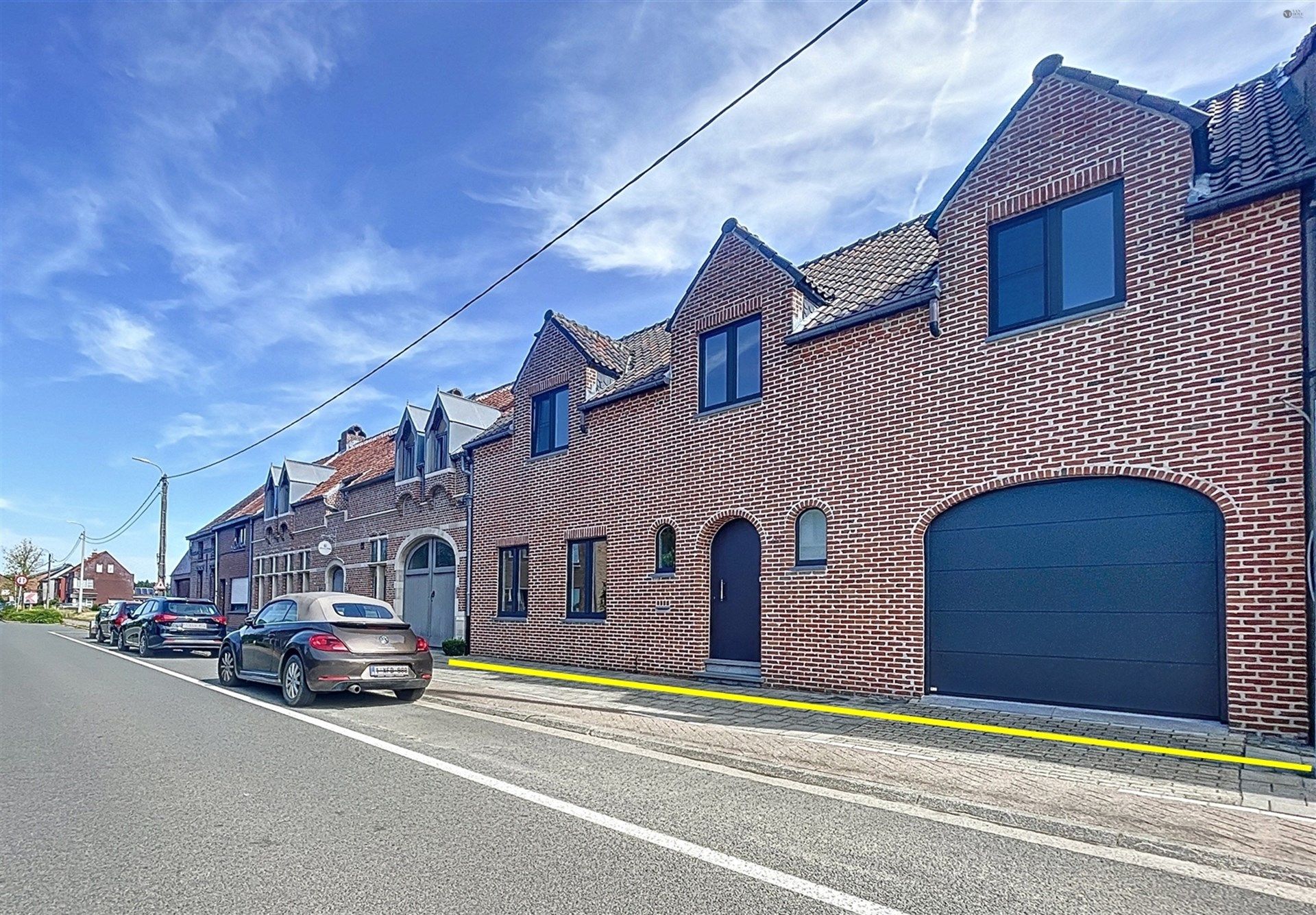 Ruime woning met 4 slaapkamers en garage in Beveren foto {{pictureIndex}}