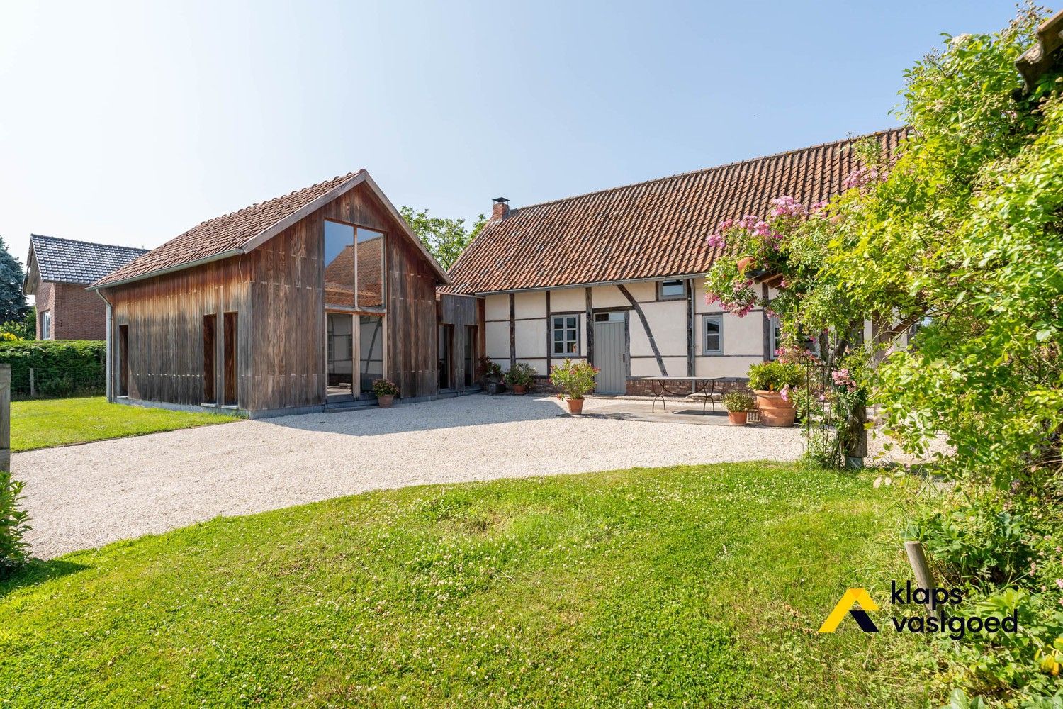 Exclusieve vakwerkhoeve op schitterend perceel van 33 are. foto {{pictureIndex}}