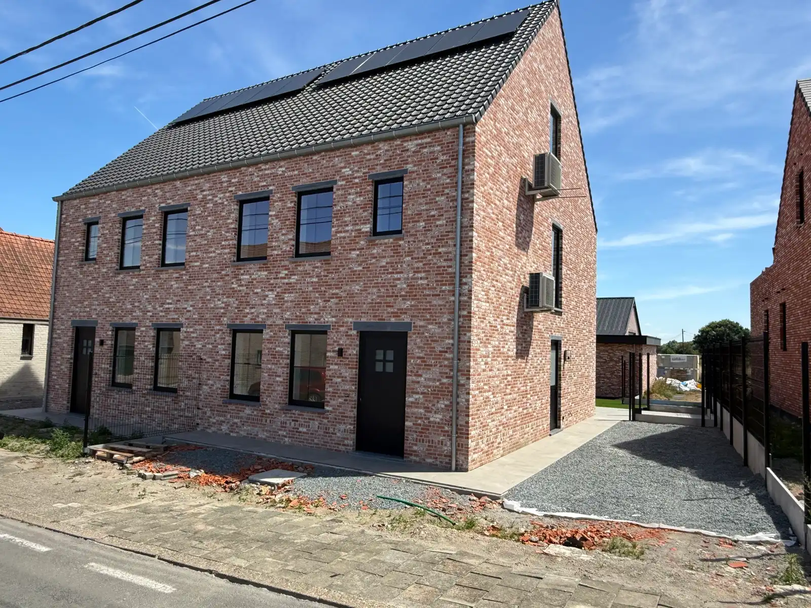 Instapklare energiezuinige woning met 3 slaapkamers op een rustige ligging langs het Kanaal Gent-Brugge foto {{pictureIndex}}