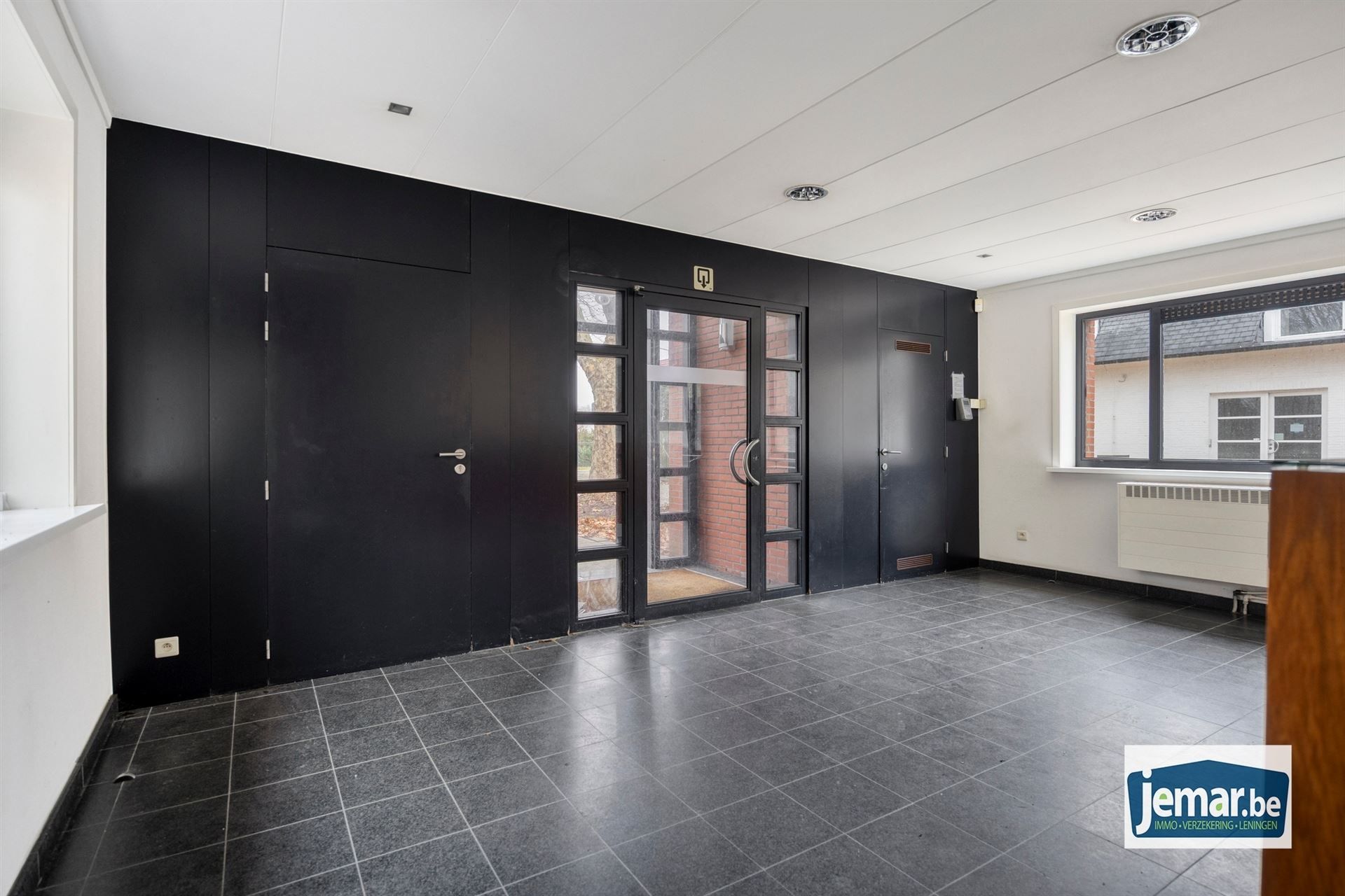 Villa met professionele opslagruimte, kelder en kantoorruimtes. foto 75