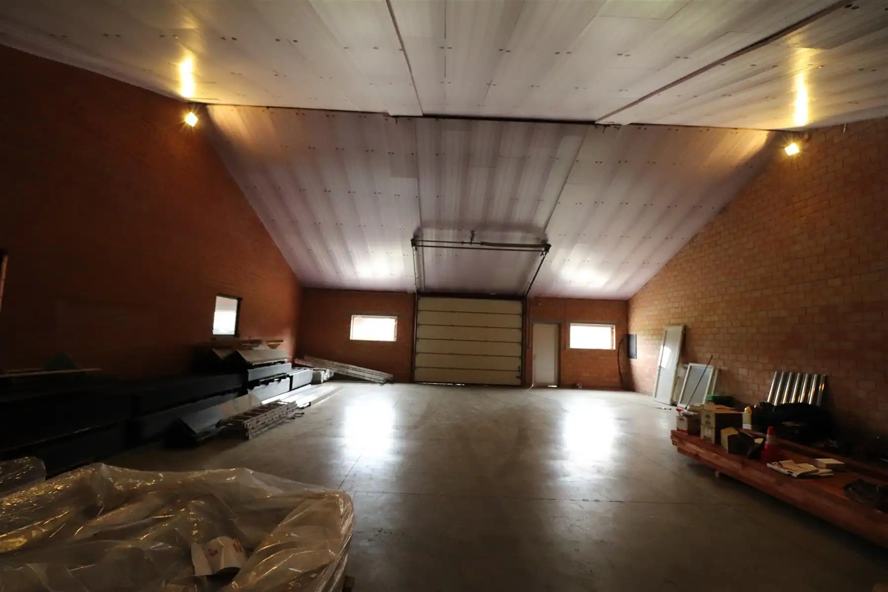 Opslagruimte van ong. 192 m², zijnde de linker opslagruimte achteraan gelegen. foto 7
