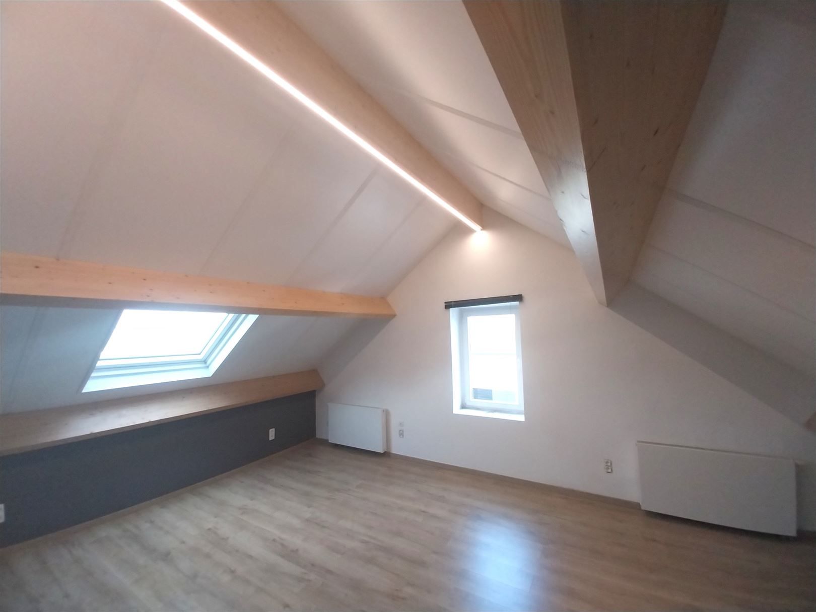 TE HUUR: Gerenoveerde halfopen bebouwing met 3 slaapkamers en ruime tuin! foto 24