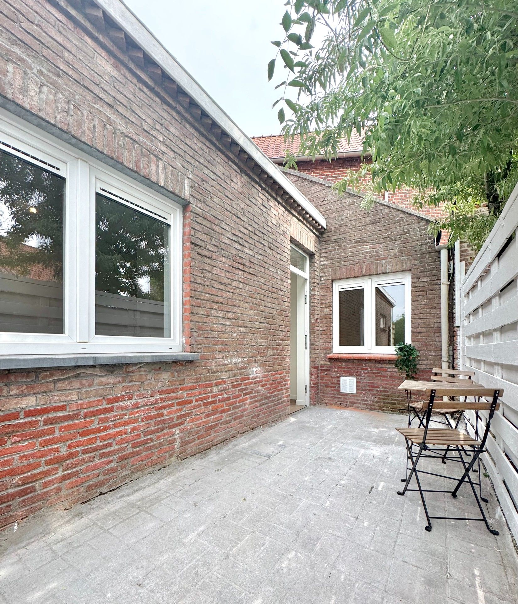 GERENOVEERDE WONING MET 3 SLPKS, TERRAS EN PARKING foto 3