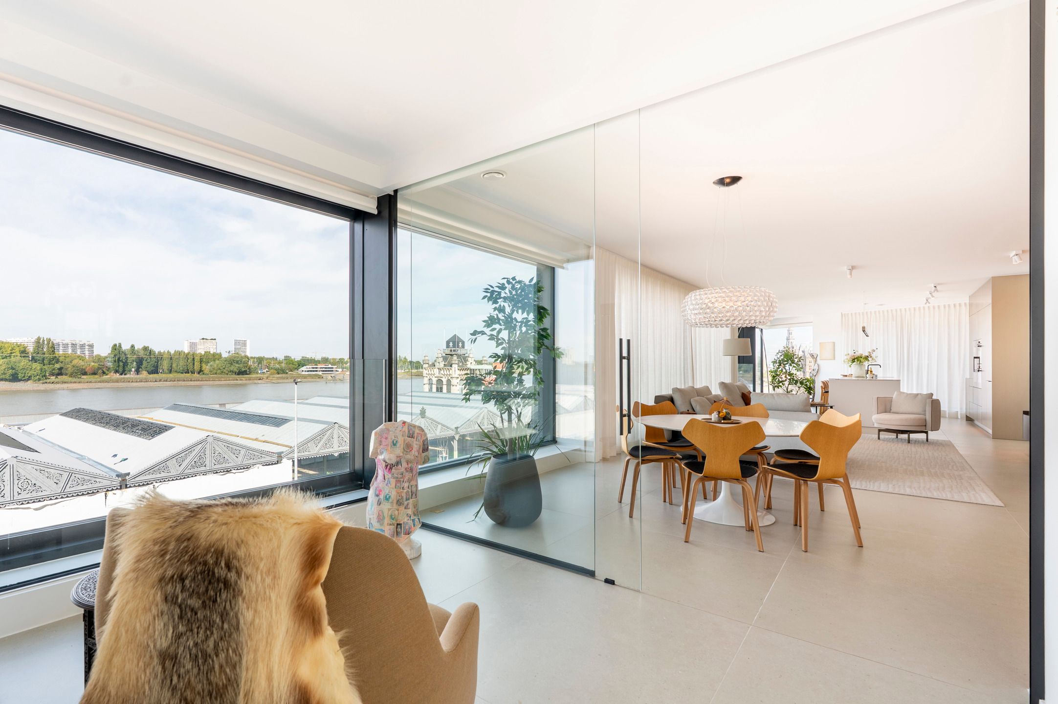 ANTWERPEN - Tijdloos en klassevol aan de Scheldekaaien foto 2