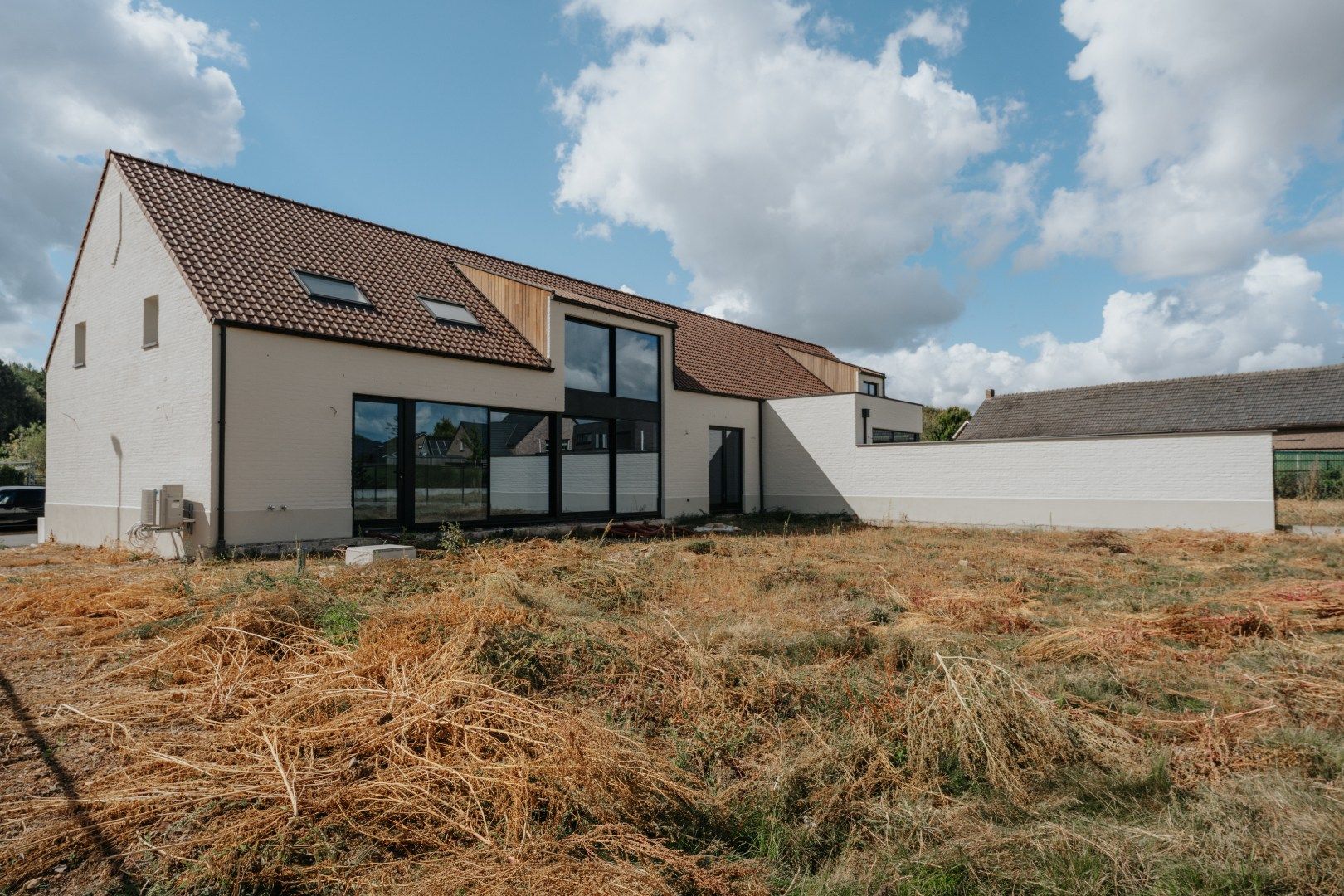 Hoogwaardig, volledig afgewerkte nieuwbouwwoning in authentieke hoeve op een perceel van 12a27ca!  foto 2