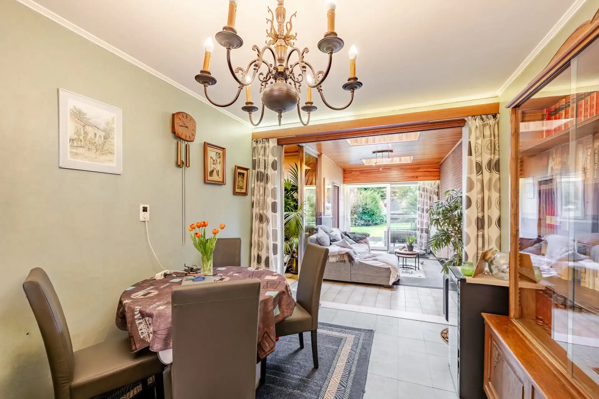 Rijwoning nabij het OLV-ziekenhuis met 3 slaapkamers en tuin foto 7