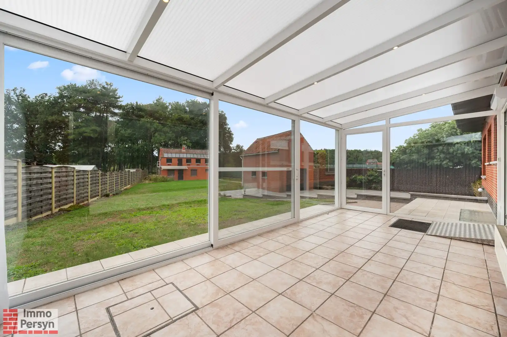 Vrijstaande bungalow met bijgebouw op een riant perceel foto 16