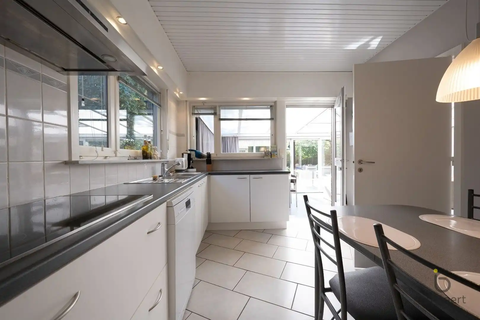 Aangenaam GELIJKVLOERS landhuis in een fijne en groene omgeving! foto 16