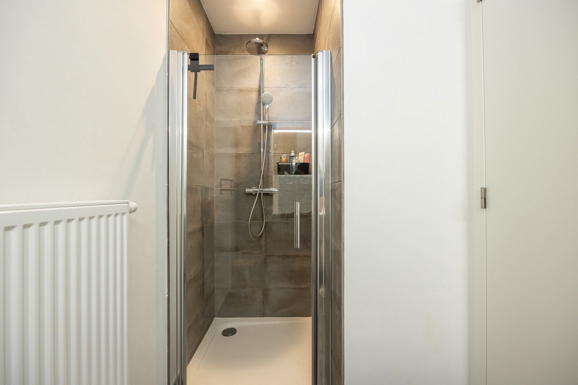Recent appartement (2020) met 2 slaapkamers en overdekte parkeerplaats foto 9