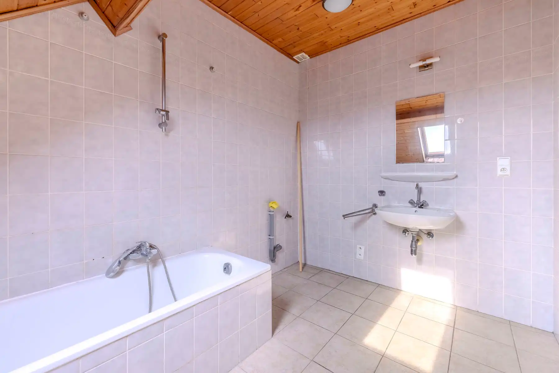 Ruim 1-slaapkamer dakappartement met terras en garagebox. foto 9