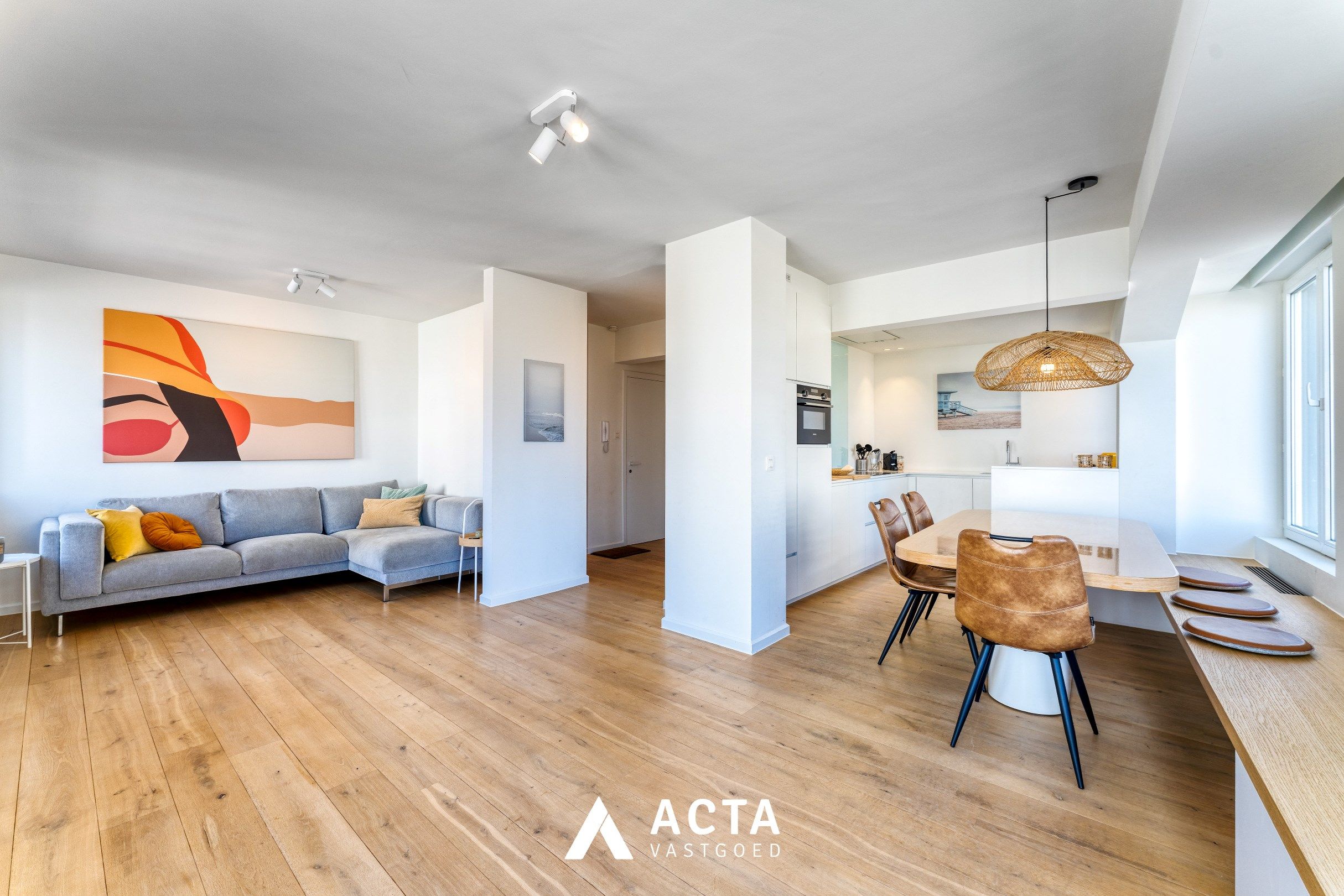 Gerenoveerd appartement met twee slaapkamers in Mariakerke foto 2