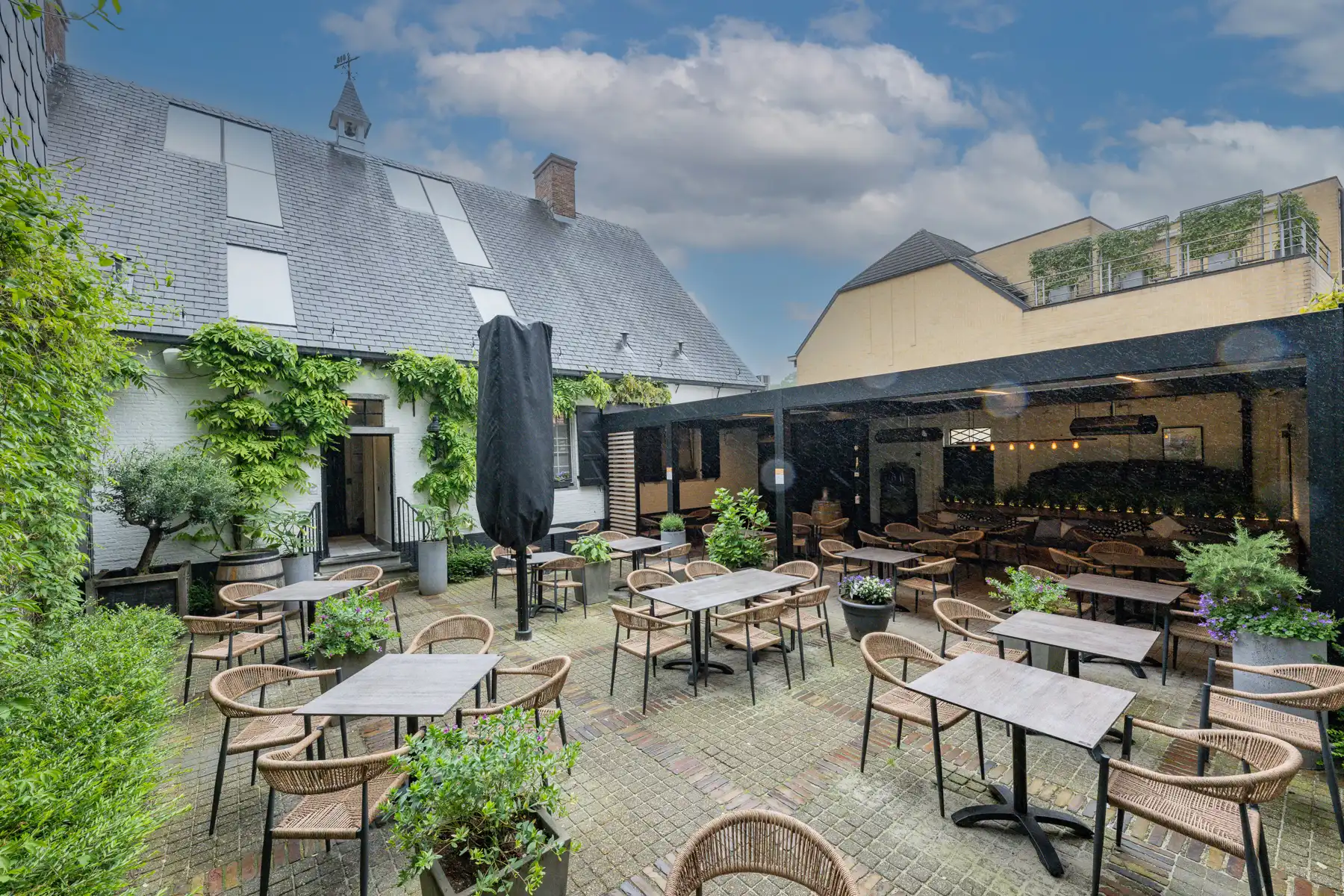 Commercieel vastgoed met woonst te koop in Schilde foto 2