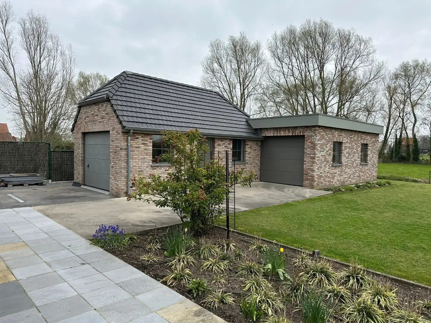 Alleenstaande woning met 3 slaapkamers, 3 garages en veel parkeermogelijkheid! foto 16