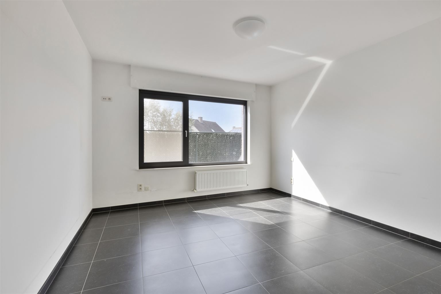 Instapklare, vrijstaande woning op 5a14ca. Voorzien van 4 slaapkamers en een inpandige garage op een rustige locatie in Kinrooi.  foto 10