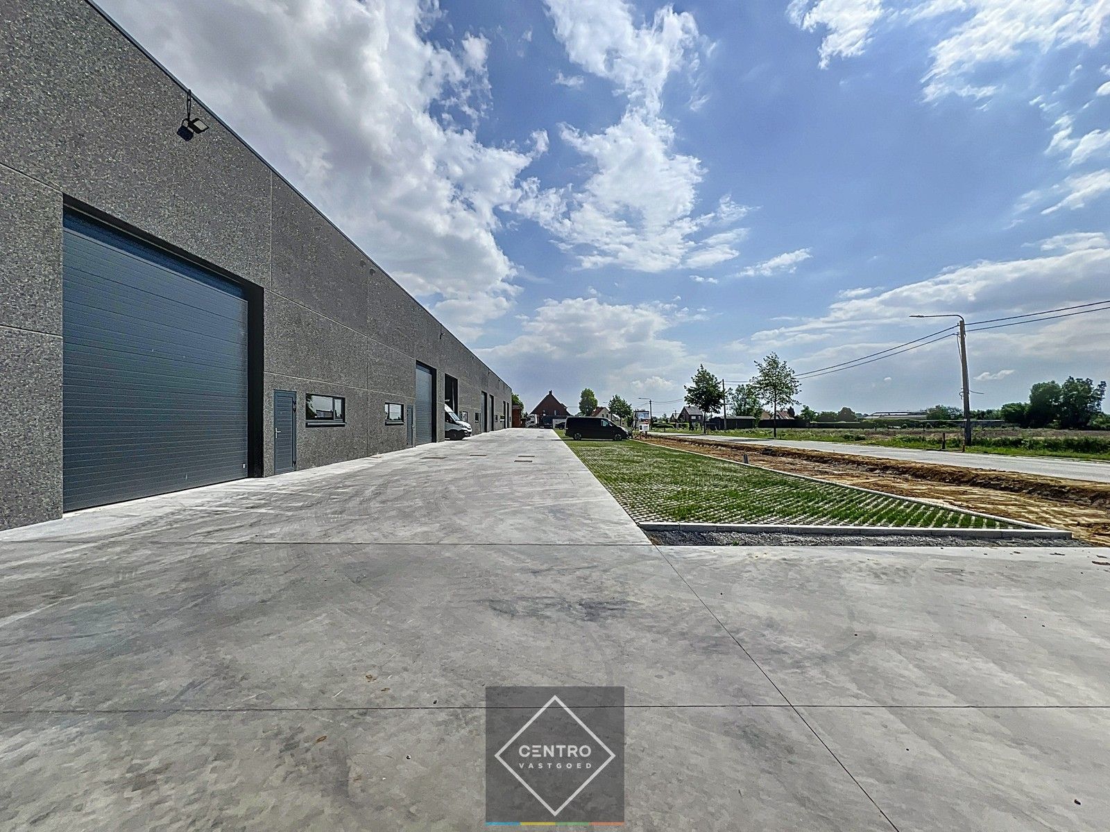 NB MAGAZIJN van 180m² (vrije hoogte 7m !) , voorzien van sectionaalpoort, deur, raam en 2 parkeerplaatsen te SLEIHAGE (Oostnieuwkerke). foto 11