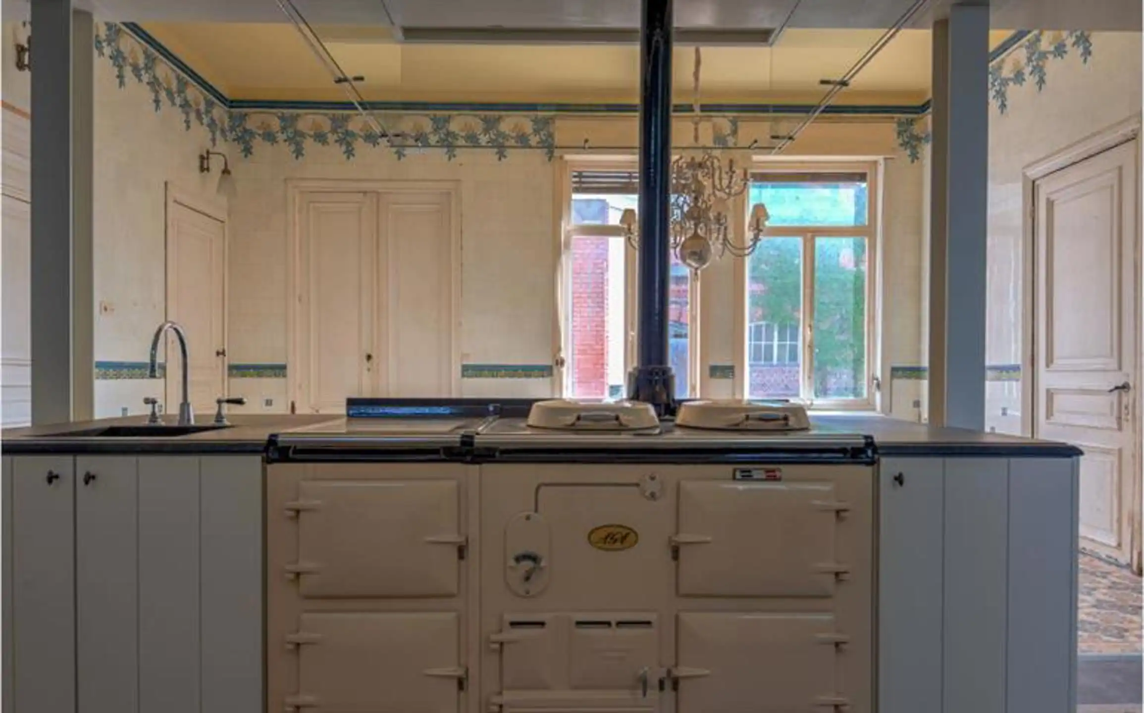 Imposante neoclassicistische herenwoning met 7 slpk., 2 badk. op 59 are 51 ca foto 3