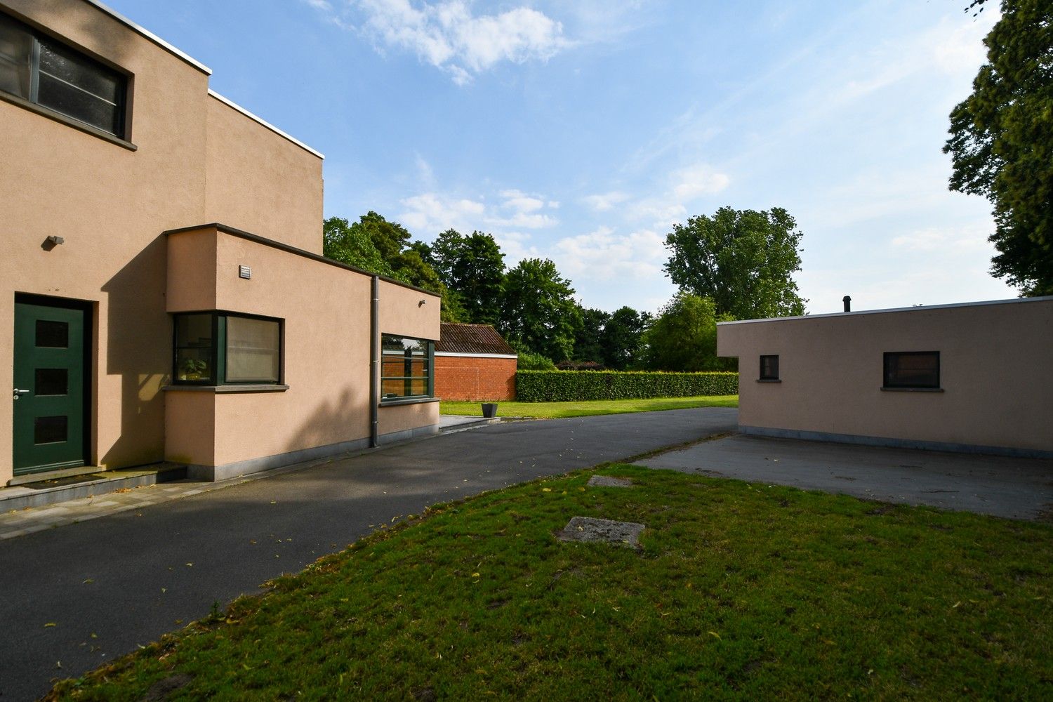Ruime modernistische woning met grote tuin en garagegebouw foto 3