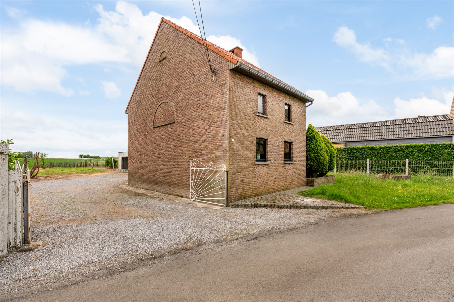 Renovatiewoning met tuin in groene omgeving. foto 2