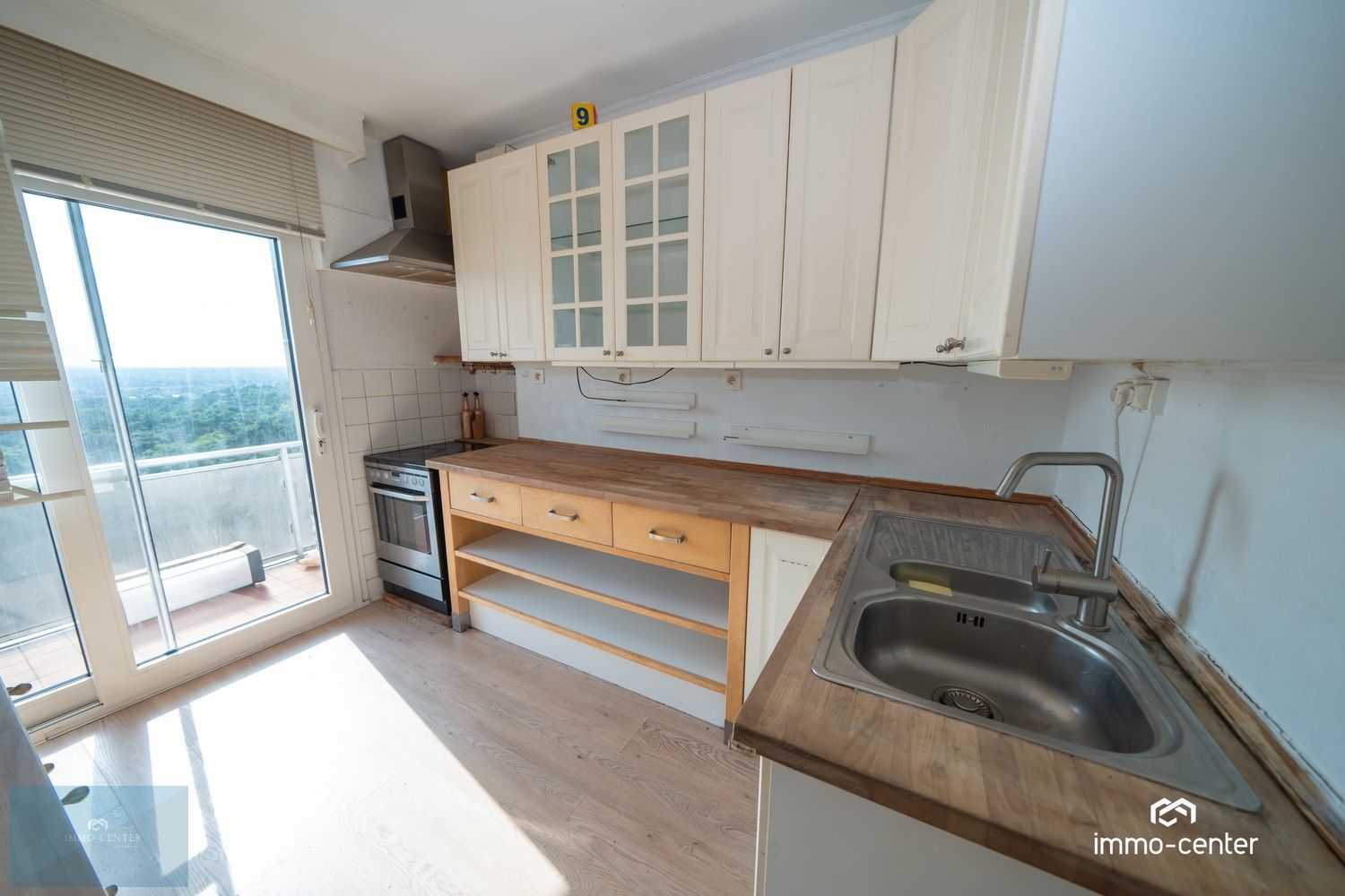 Ruim appartement met 4 slaapkamers en 3 terrassen in hartje Genk! foto 6