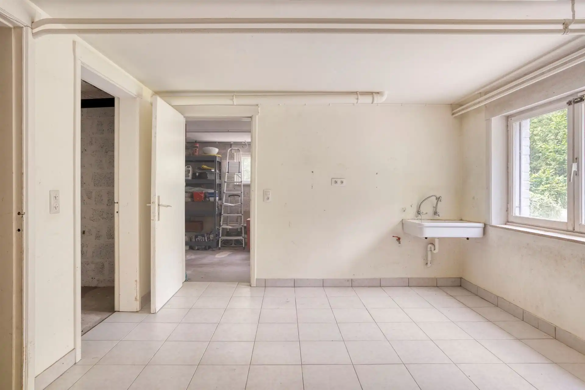 Klassieke villa met enorm potentieel in rustige wijk foto 25