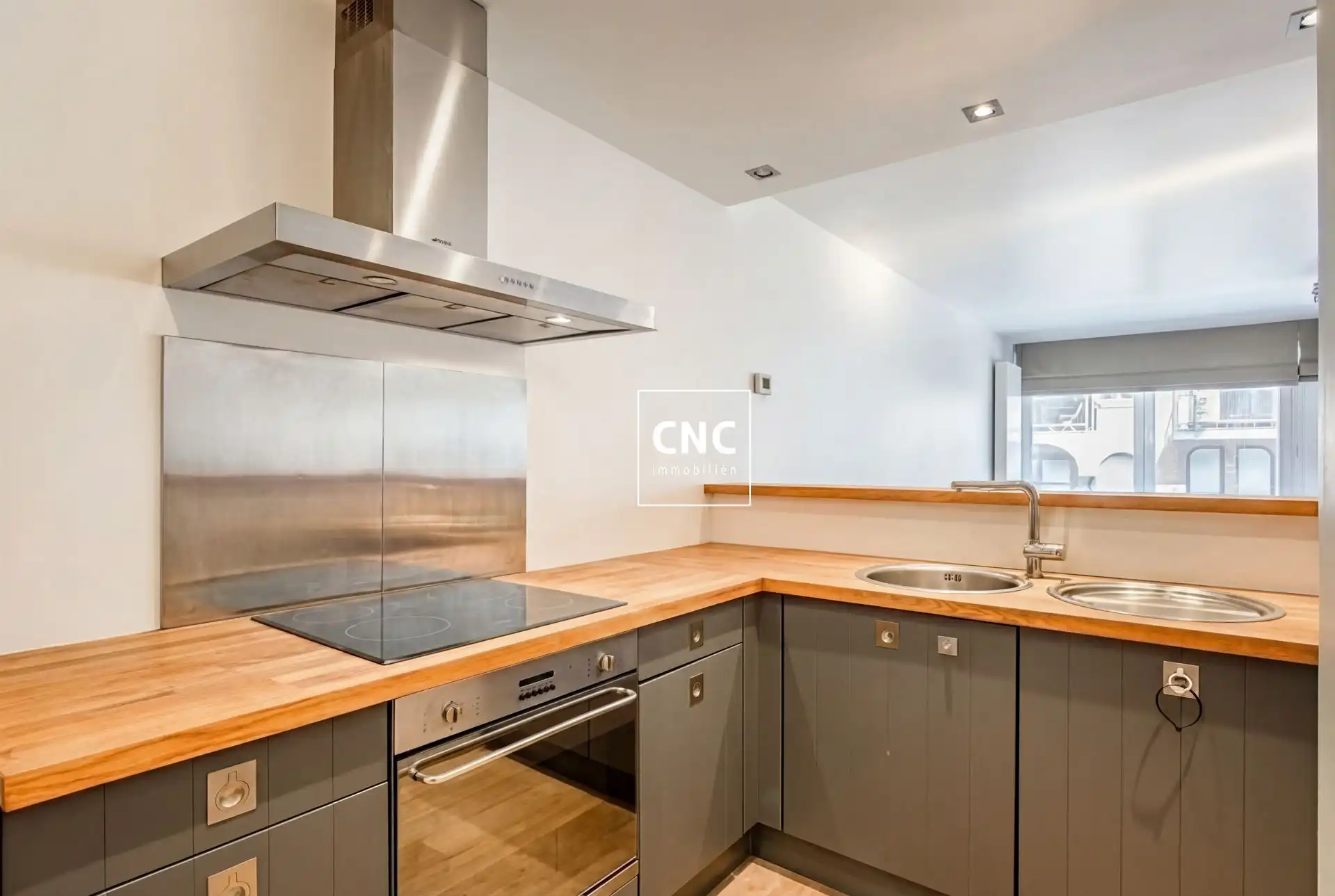 Gemeubeld en instapklaar appartement met zijdelings zeezicht foto 4