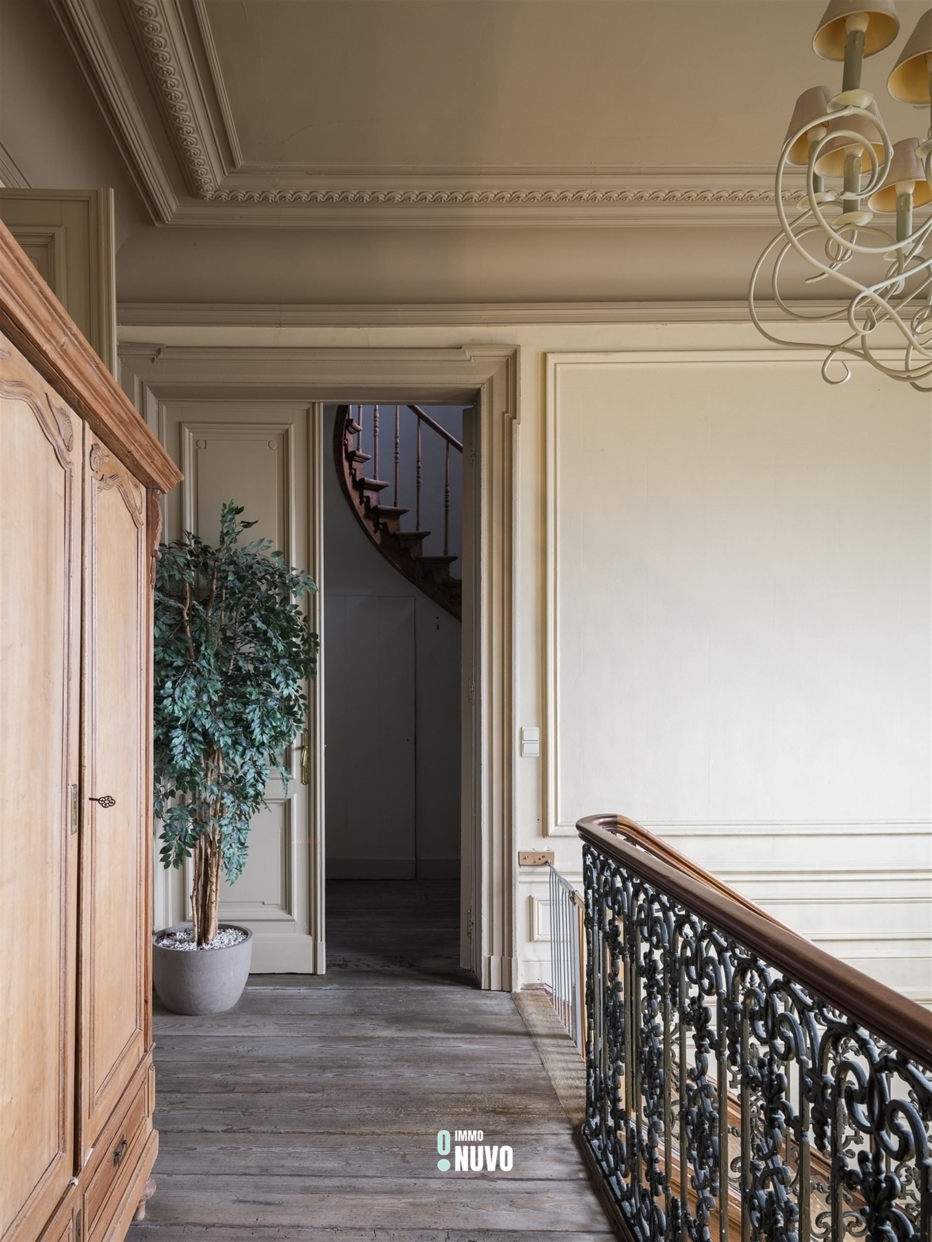 Exclusief herenhuis met handelspand op toplocatie te Aalst. foto 14