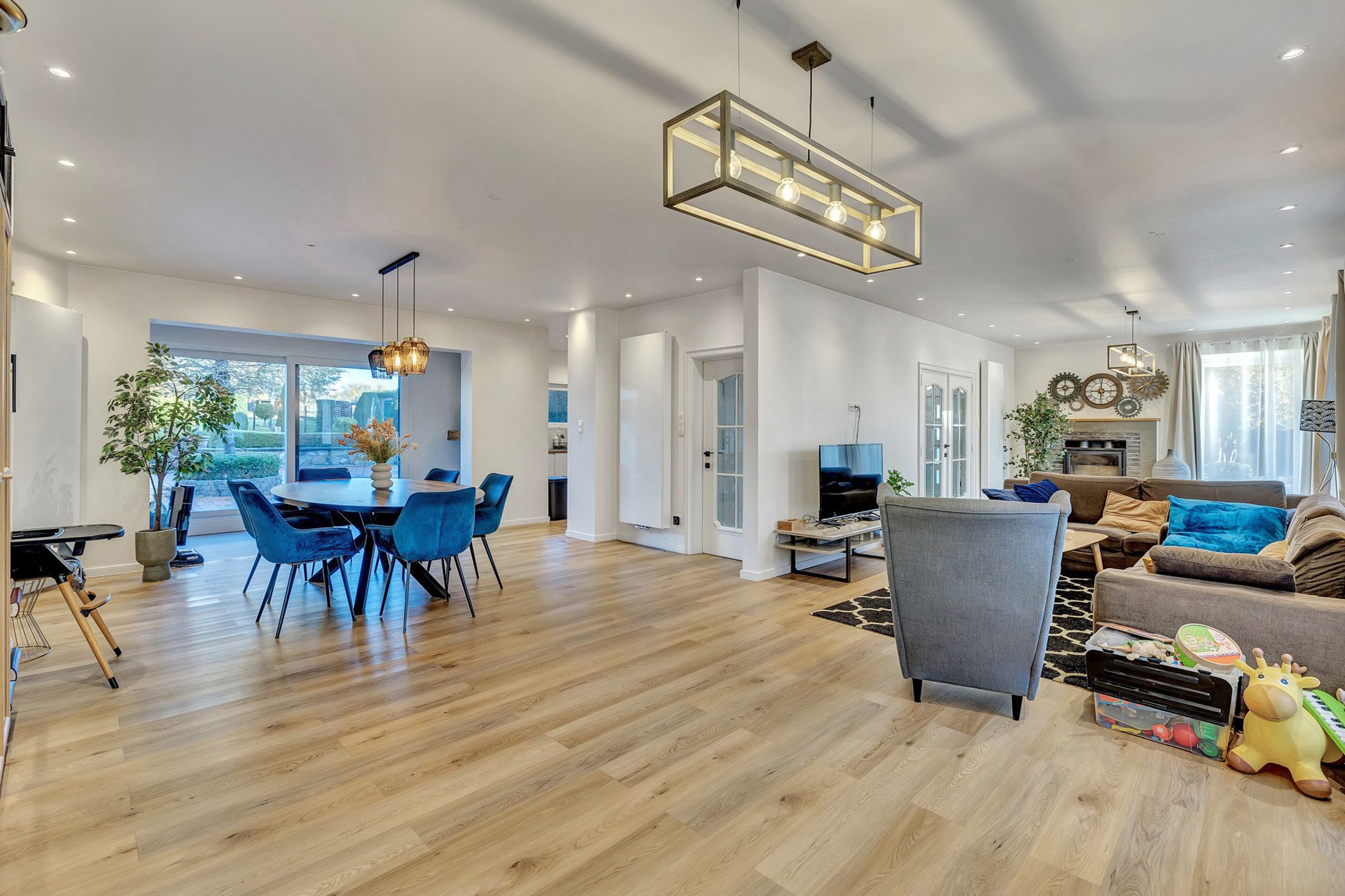 Instapklare woning met ruime tuin en garage foto 2