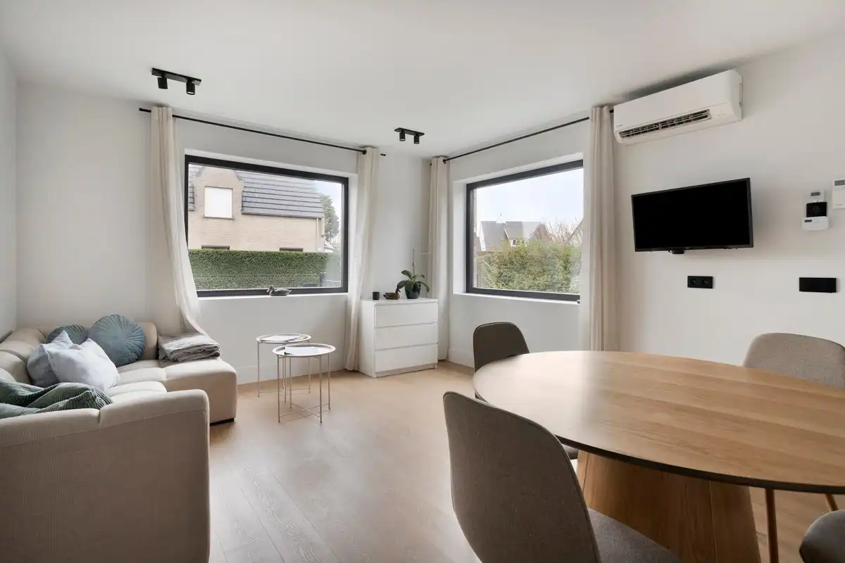 INSTAPKLAAR, VOLLEDIG GERENOVEERD APPARTEMENT MET 2 SLAAPKAMERS TE HUUR OP JAARBASIS foto 2