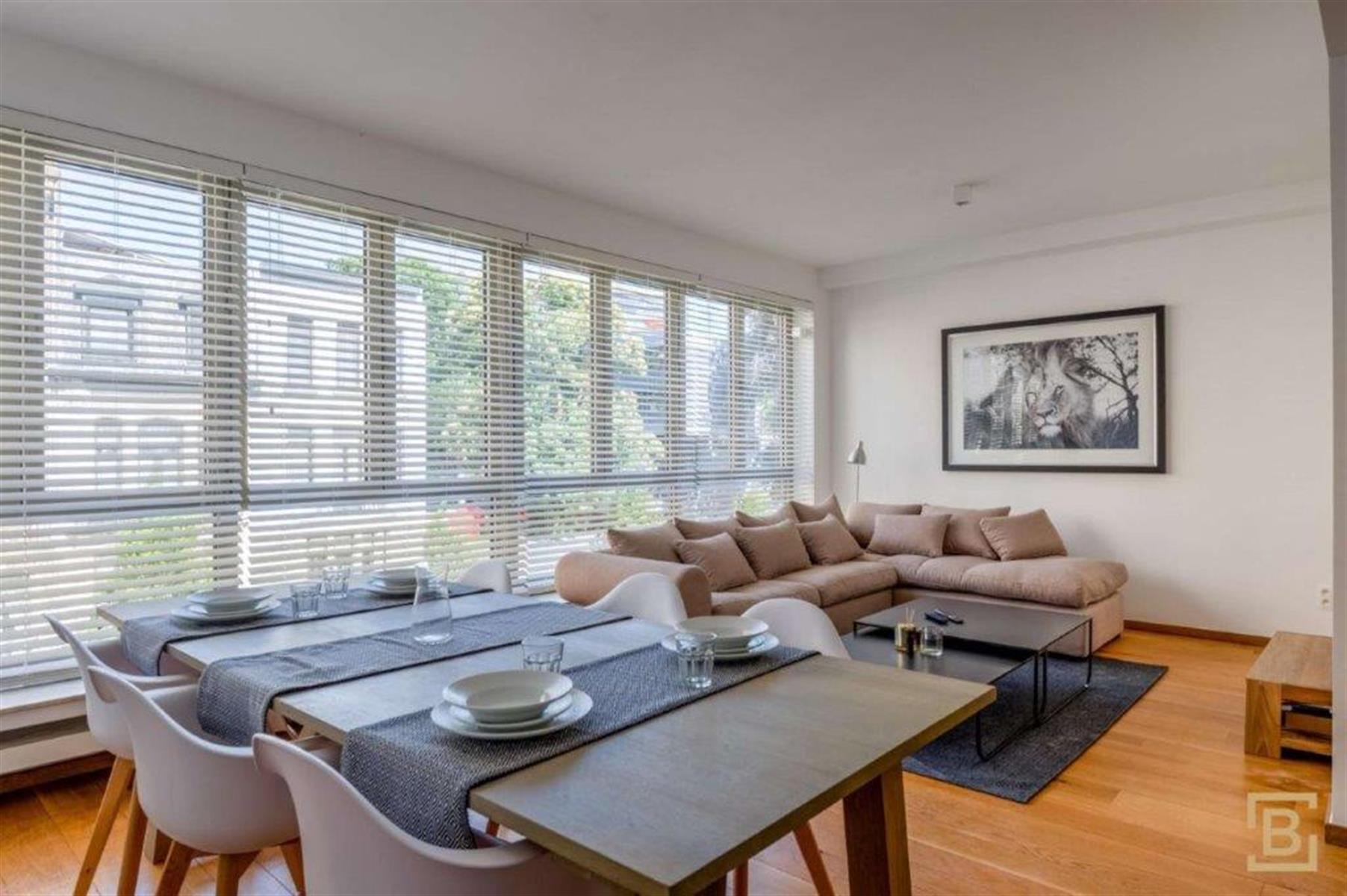 Modern gemeubeld appartement met drie slaapkamers en terras.  foto 2