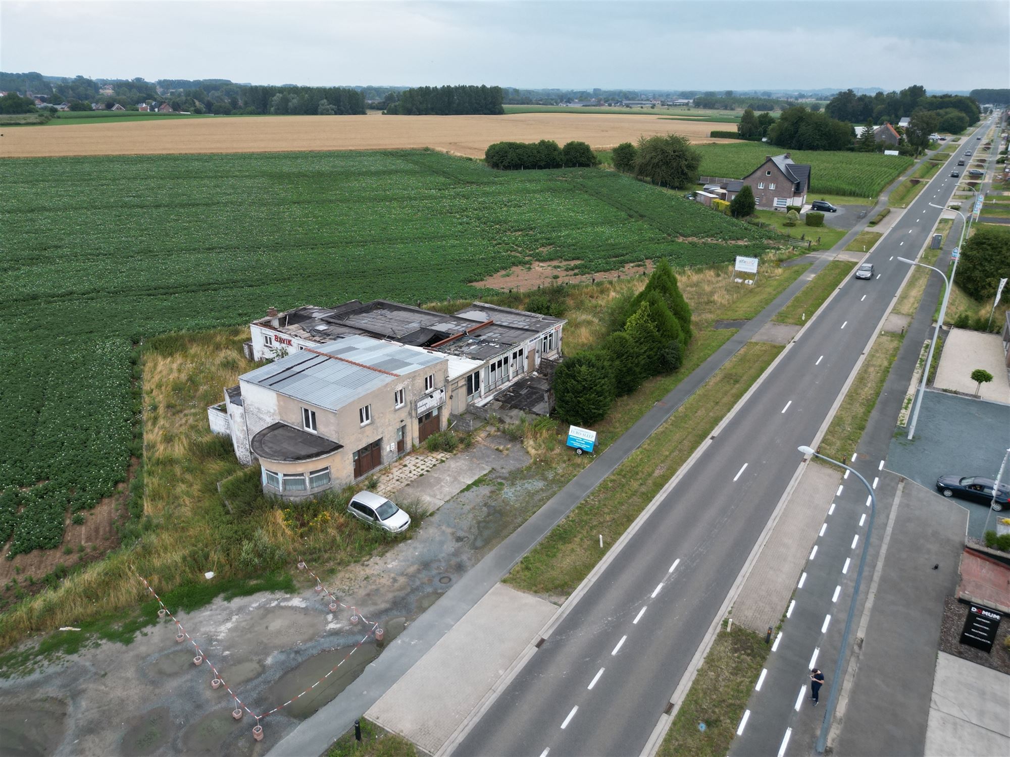 Strategisch gelegen handelspand met woonst te Voorde met een oppervlakte van 2172m² foto 1