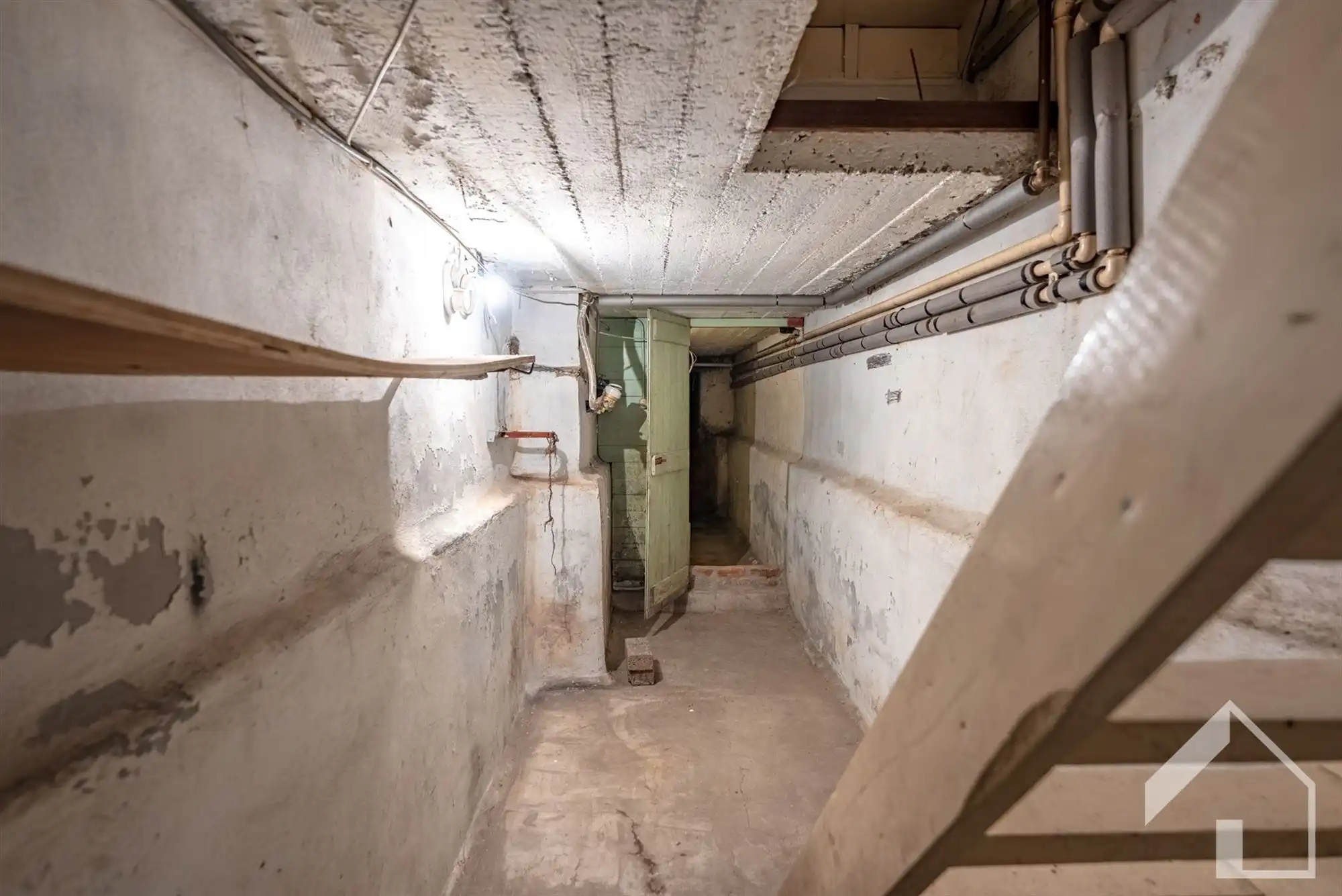 Te renoveren woning met veel potentieel foto 12