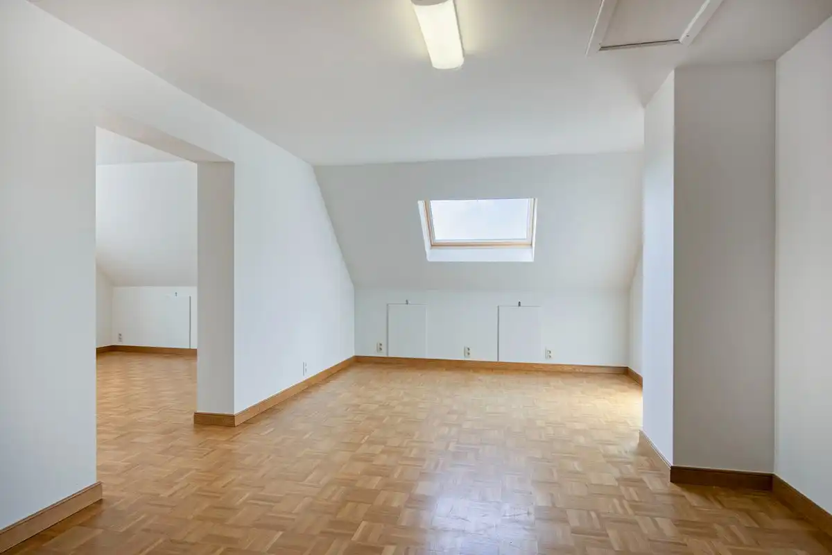 Kloeke villa met 4 slaapkamers en dubbele garage foto 12