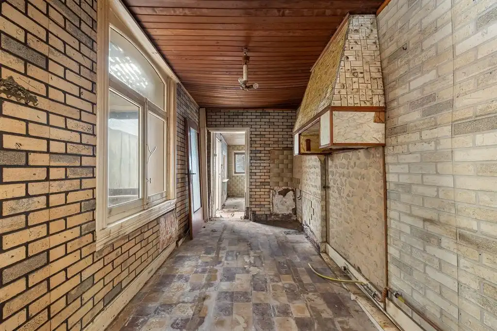 Verrassend ruime te renoveren woning met zonnige tuin foto 10