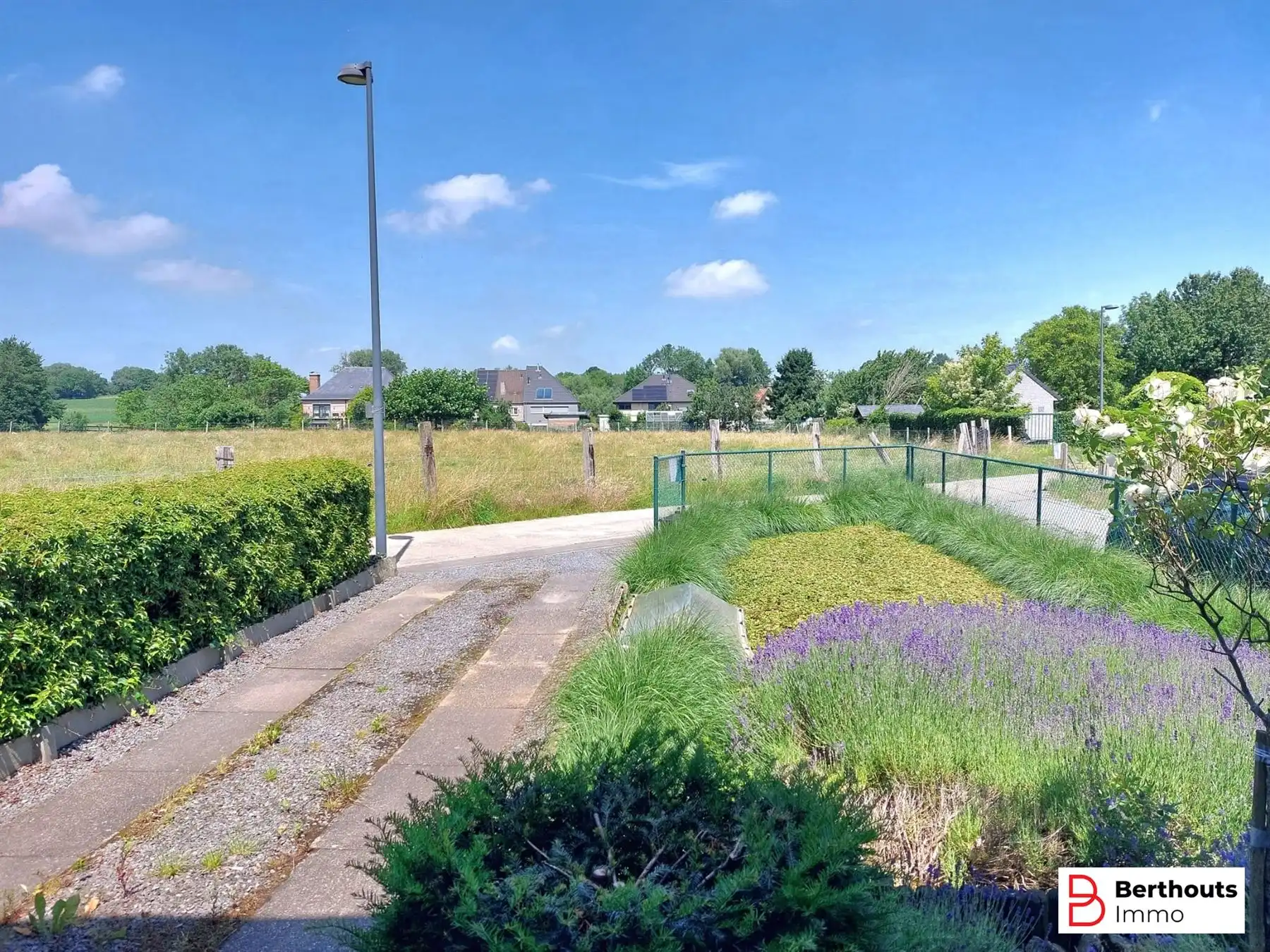 SUPER GELEGEN RIJWONING MET GARAGE  foto 2