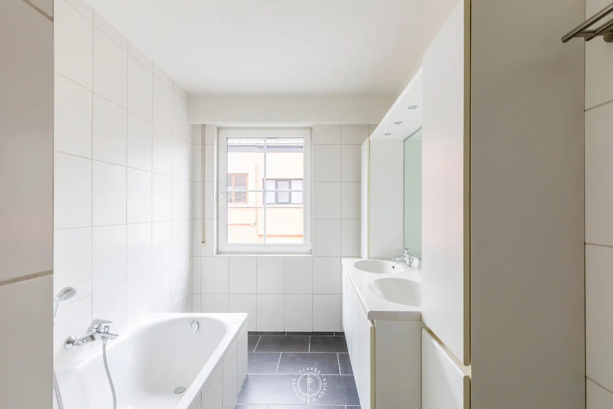 Verzorgd 2 slaapkamer appartement met ruim terras en autostaanplaats foto 11