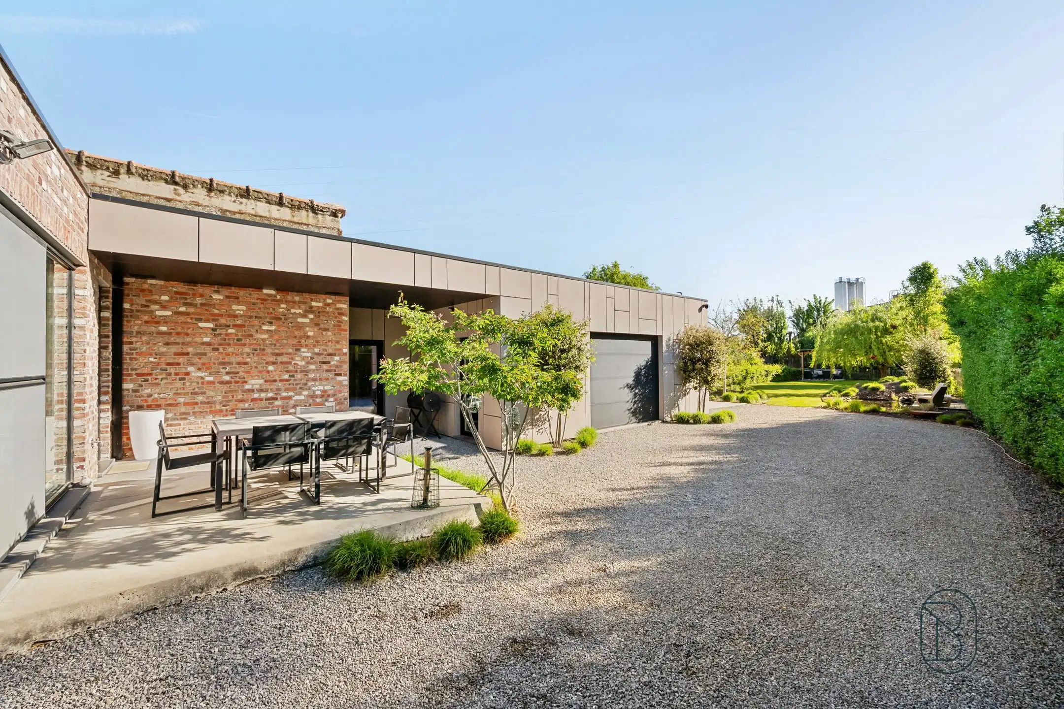 Ruime, instapklare HOB met tuin en multifunctionele garage! foto 2