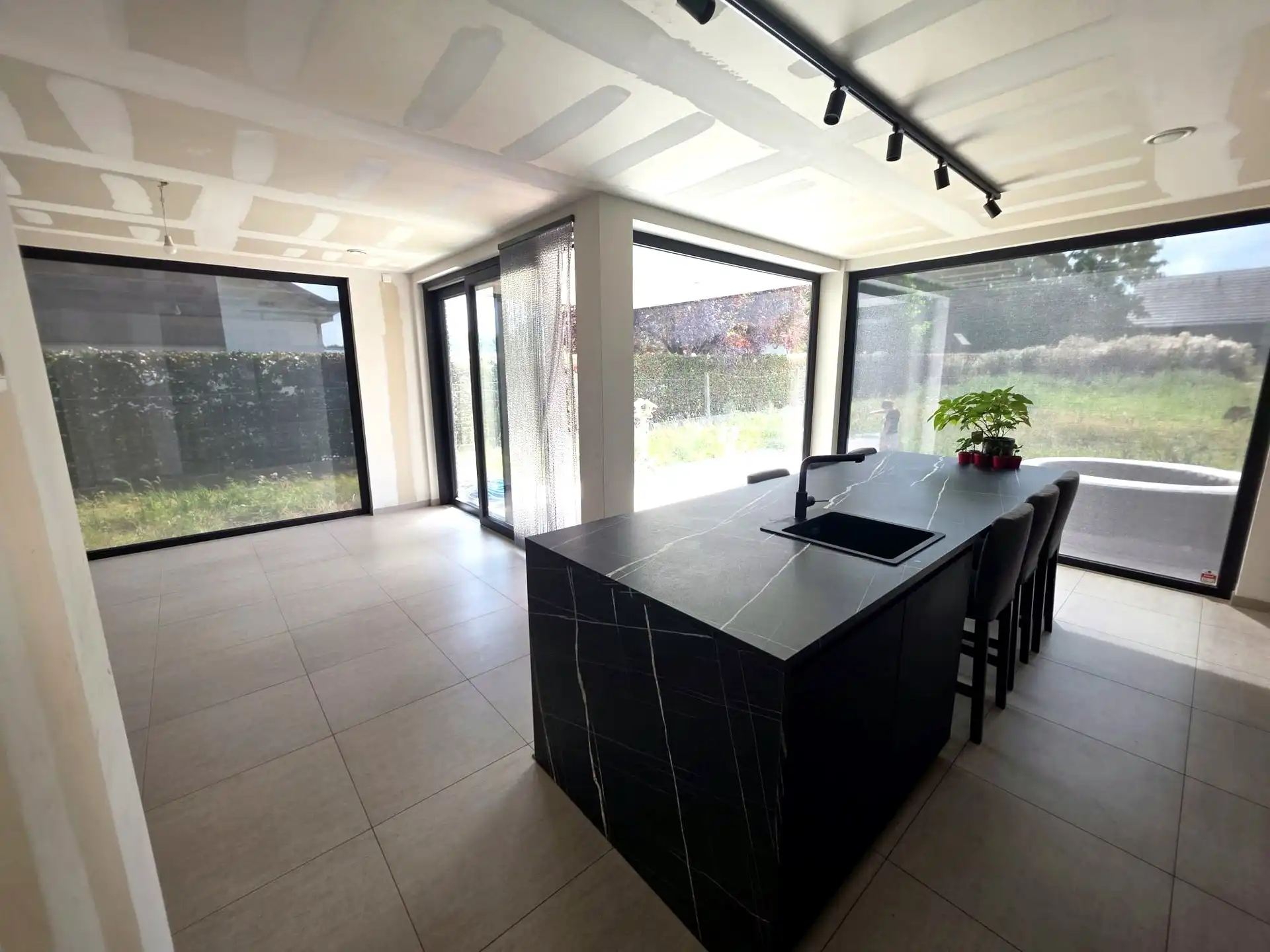 Moderne halfopen eengezinswoning met 4 slaapkamers en aangelegde tuin (augustus) foto 4