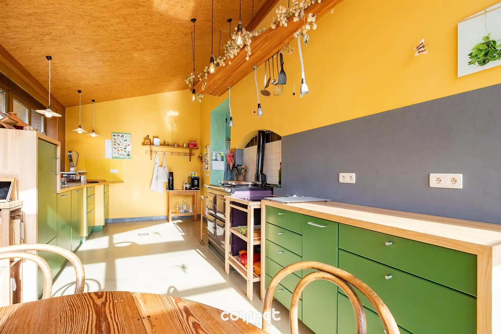 Karaktervolle, ruime gerenoveerde woning met oprit, garage en zuidgerichte tuin. foto 5