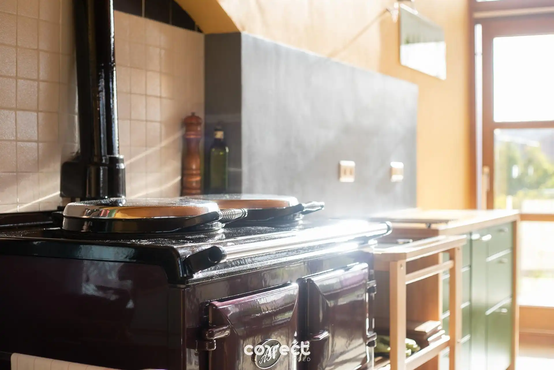 Karaktervolle, ruime gerenoveerde woning met oprit, garage en zuidgerichte tuin. foto 5