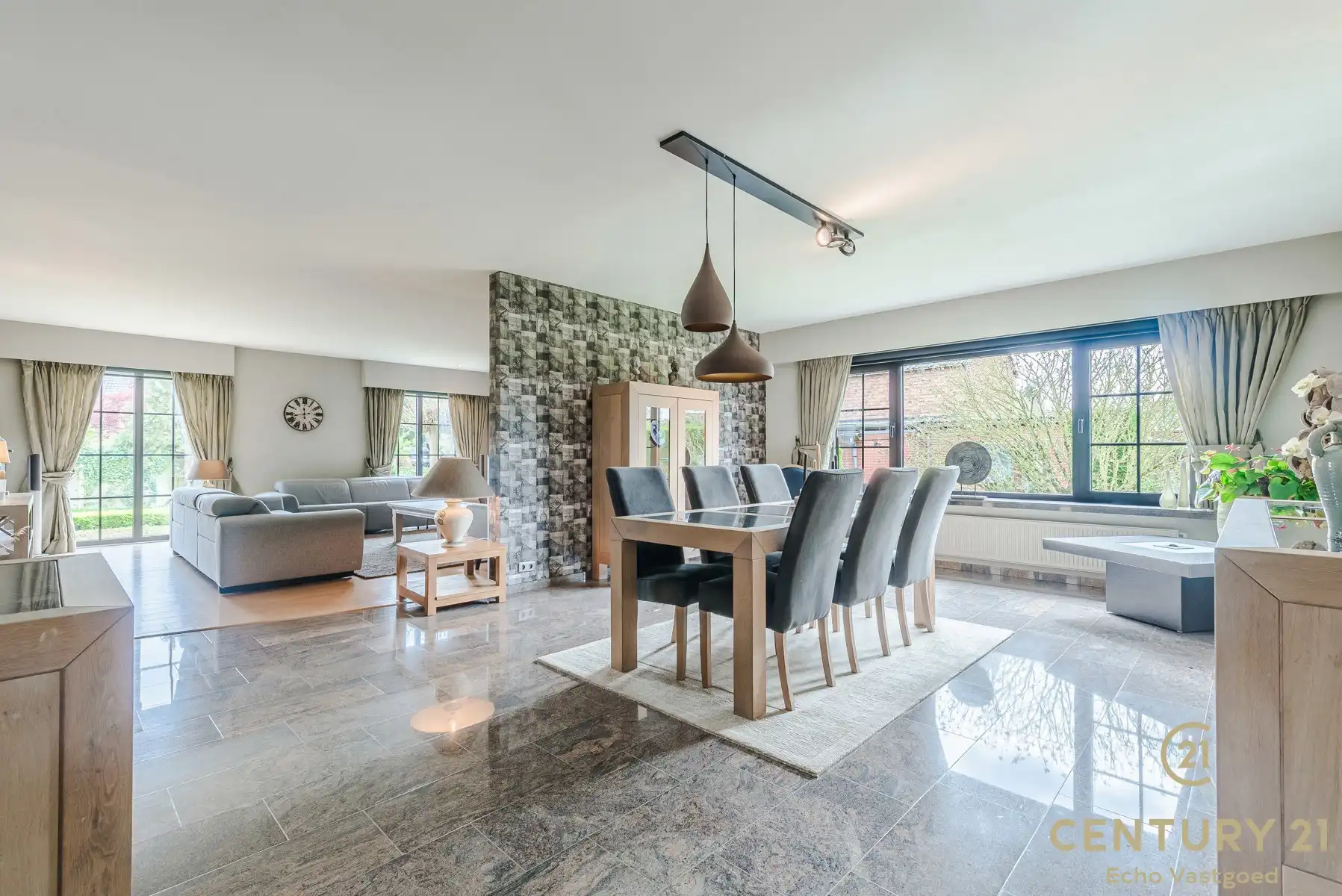 Unieke woning met magazijnen,  zwembad en conciergewoning foto 4