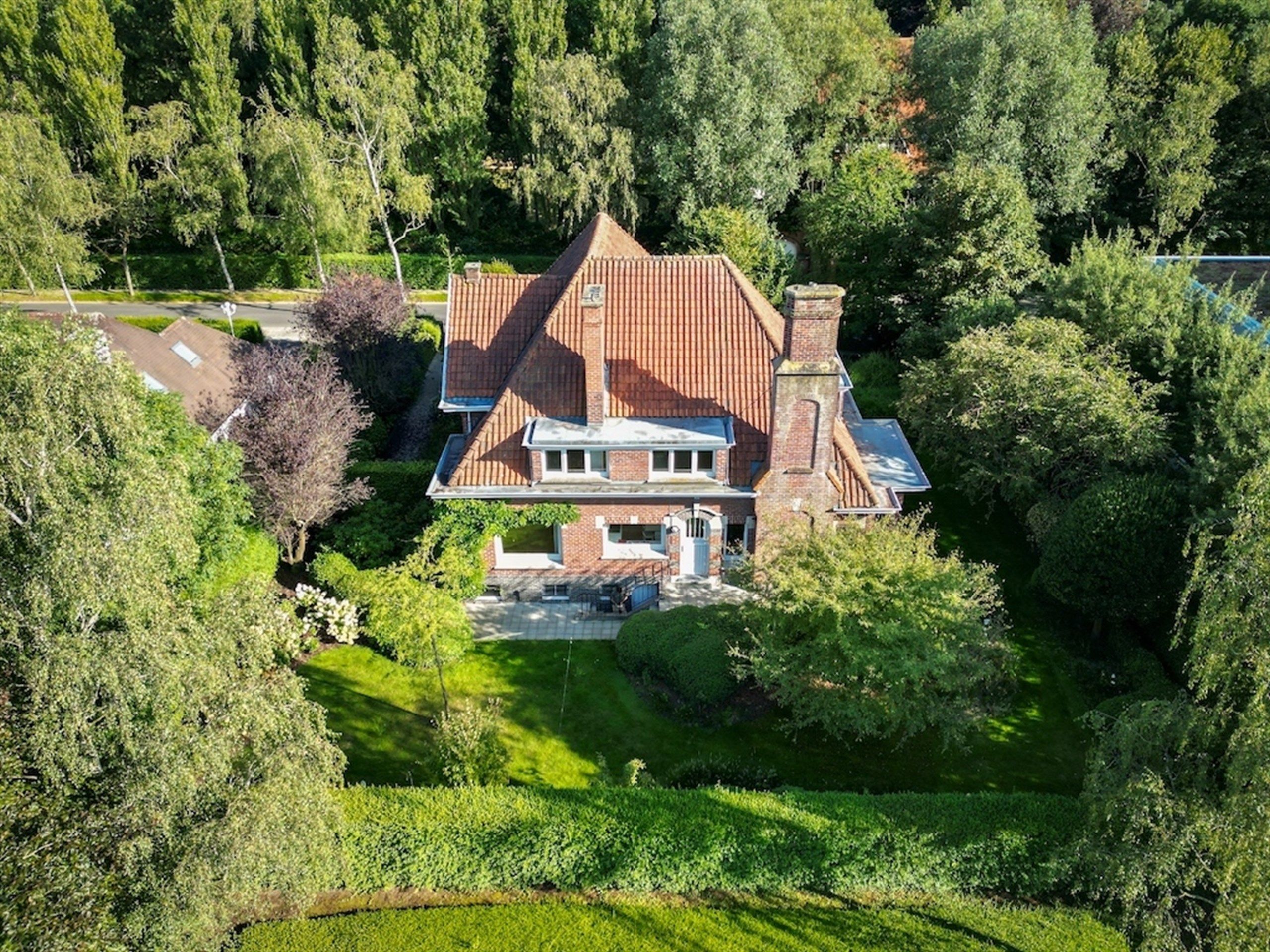 Royale en stevige eigendom op 1000 m2 aan de stadsrand foto 2